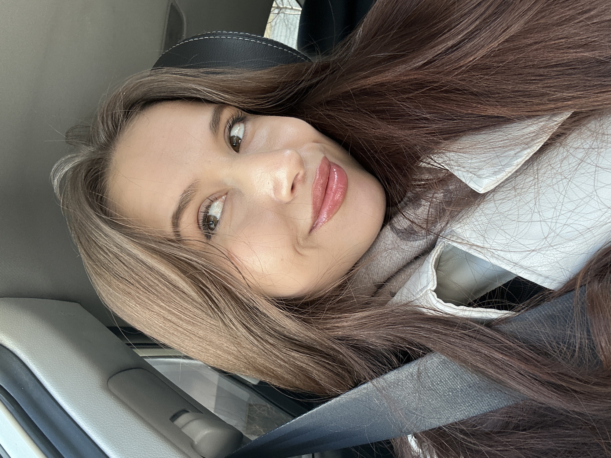 Woman takes car selfies in Yekaterinburg using phone and mirror