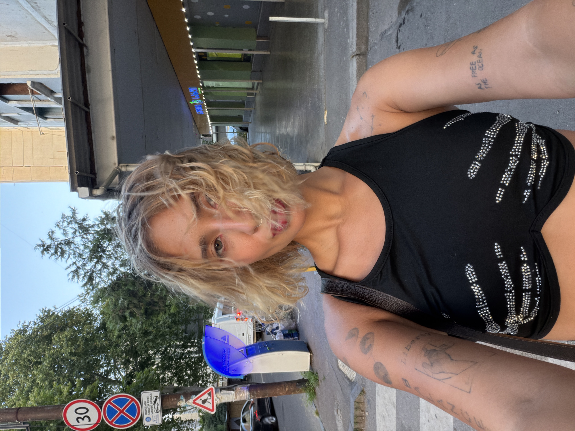 Bold look, Tbilisi streets, quick selfie session