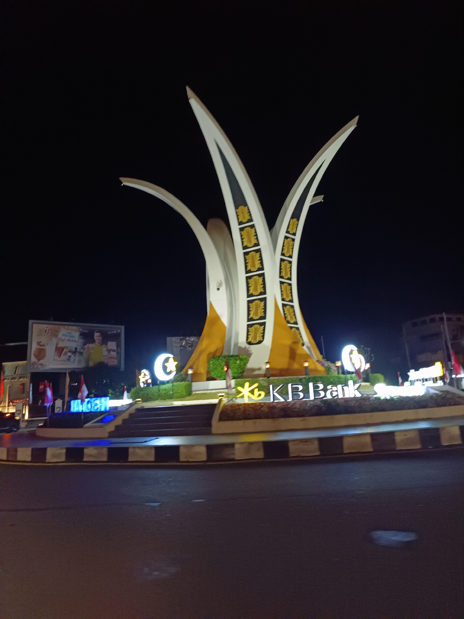 Banda Aceh marks its 821st anniversary with lit landmarks at night
