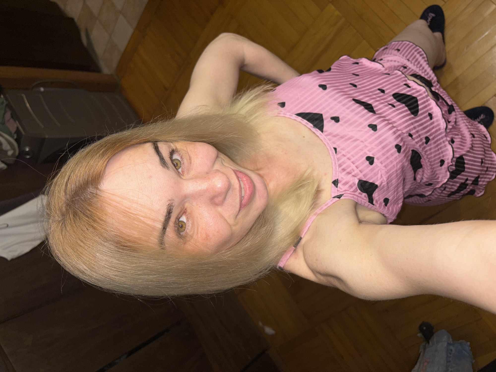 Home evening in Sinyavino: selfies and a photogenic cat