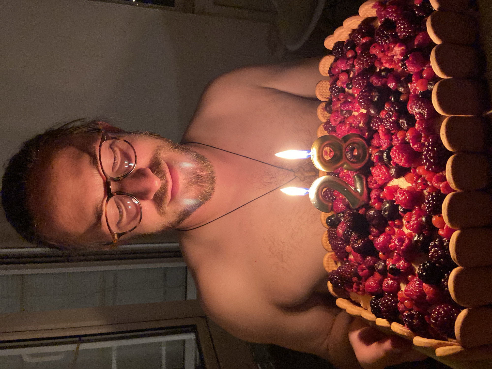 28th birthday celebration with cake and gifts in Sutomore