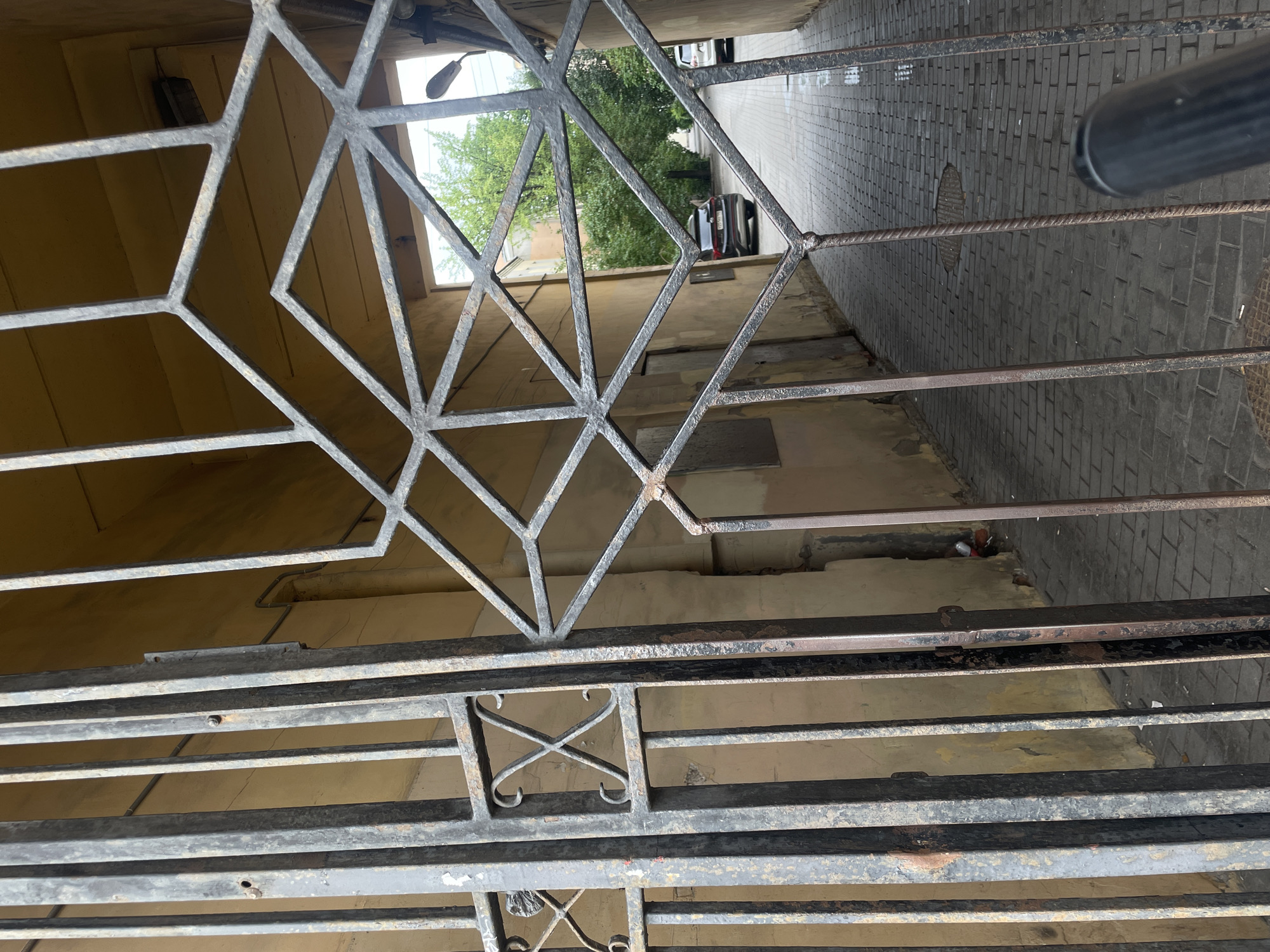 Street-level Saint Petersburg: courtyards, traffic, and tangled wires