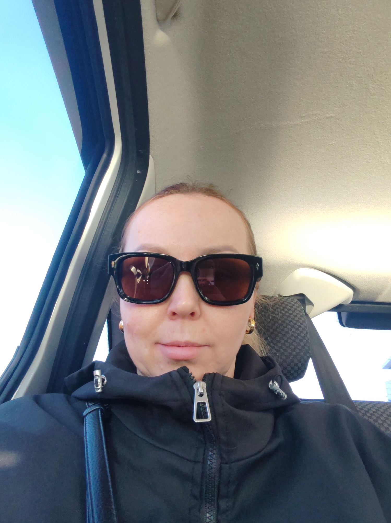 Woman documents morning routine through selfies in Chaikovsky