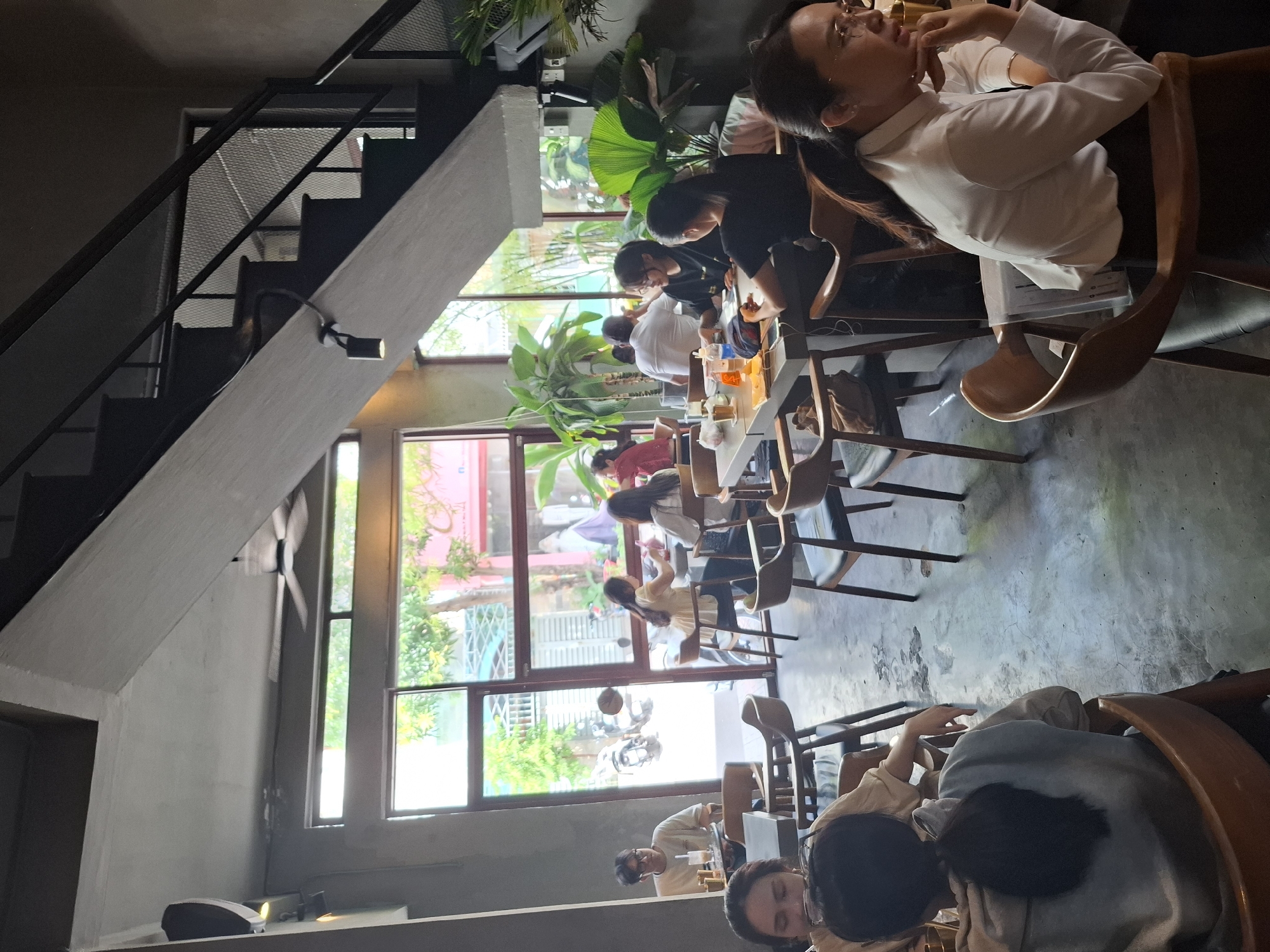 Nha Trang café with green courtyard, iced drinks, and matcha cake