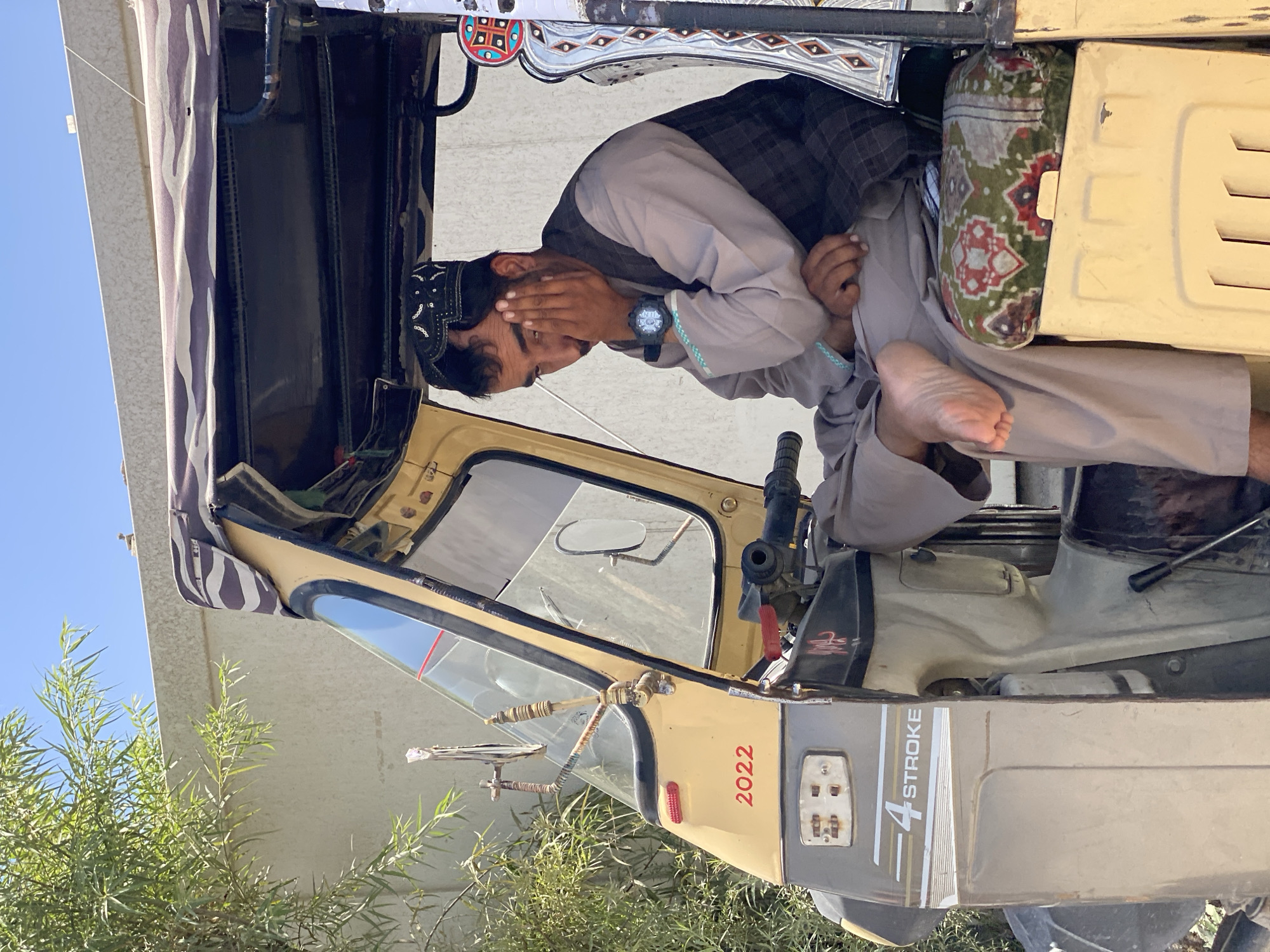 Street scene in Kandahar: rickshaws, motorcycles, and daily life