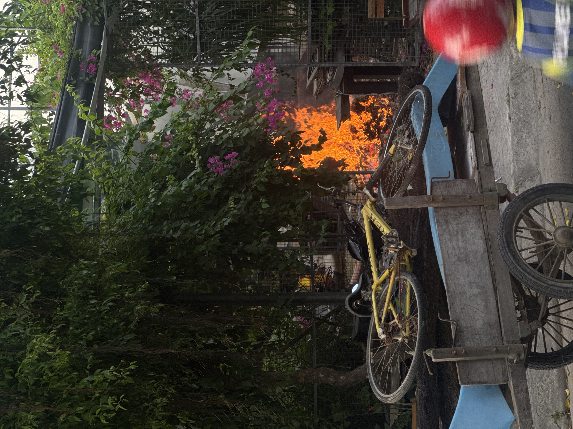 Controlled debris fire observed on Đà Nẵng street during morning hours