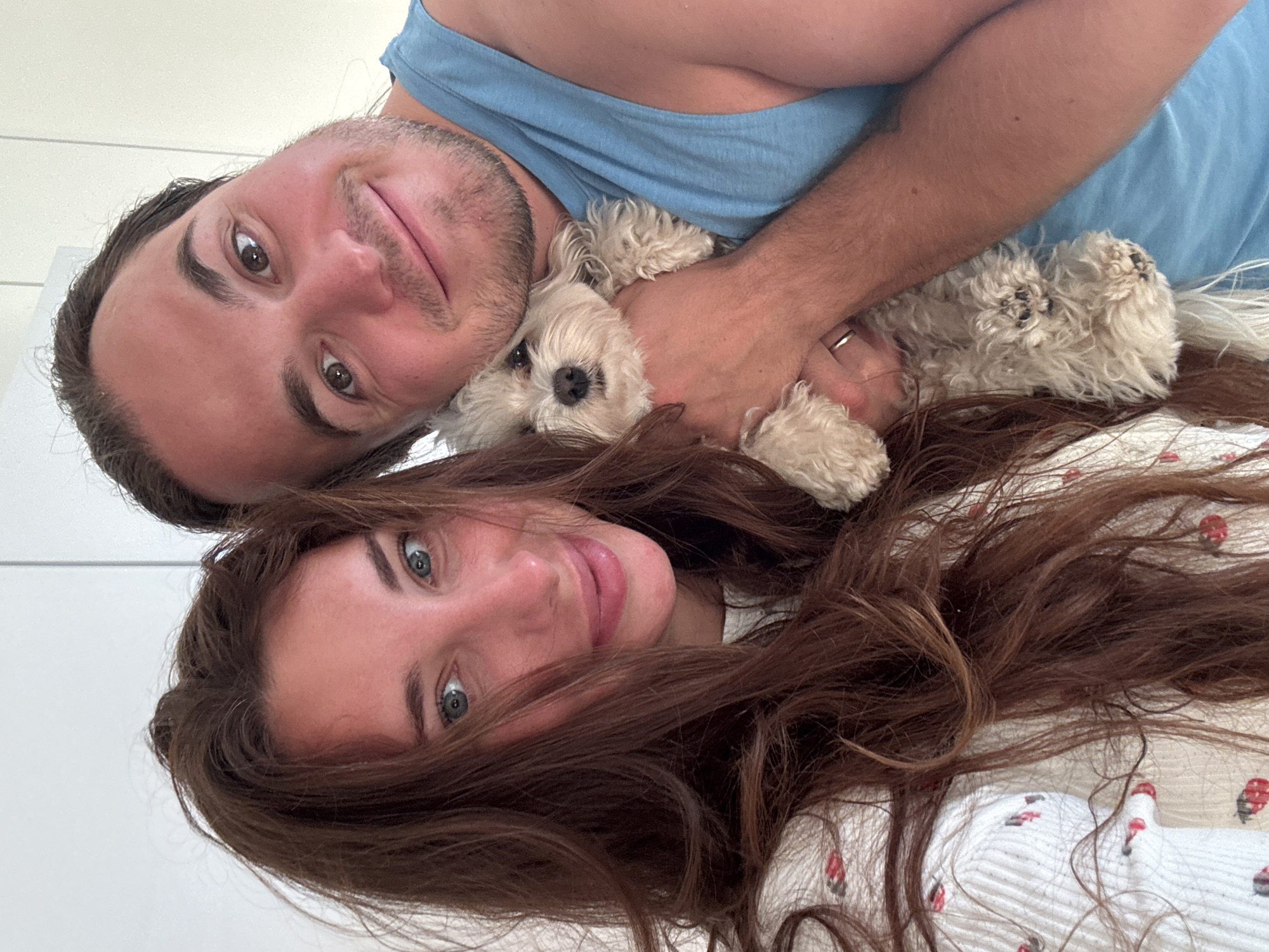 Couple photographs with small dog in Valencia