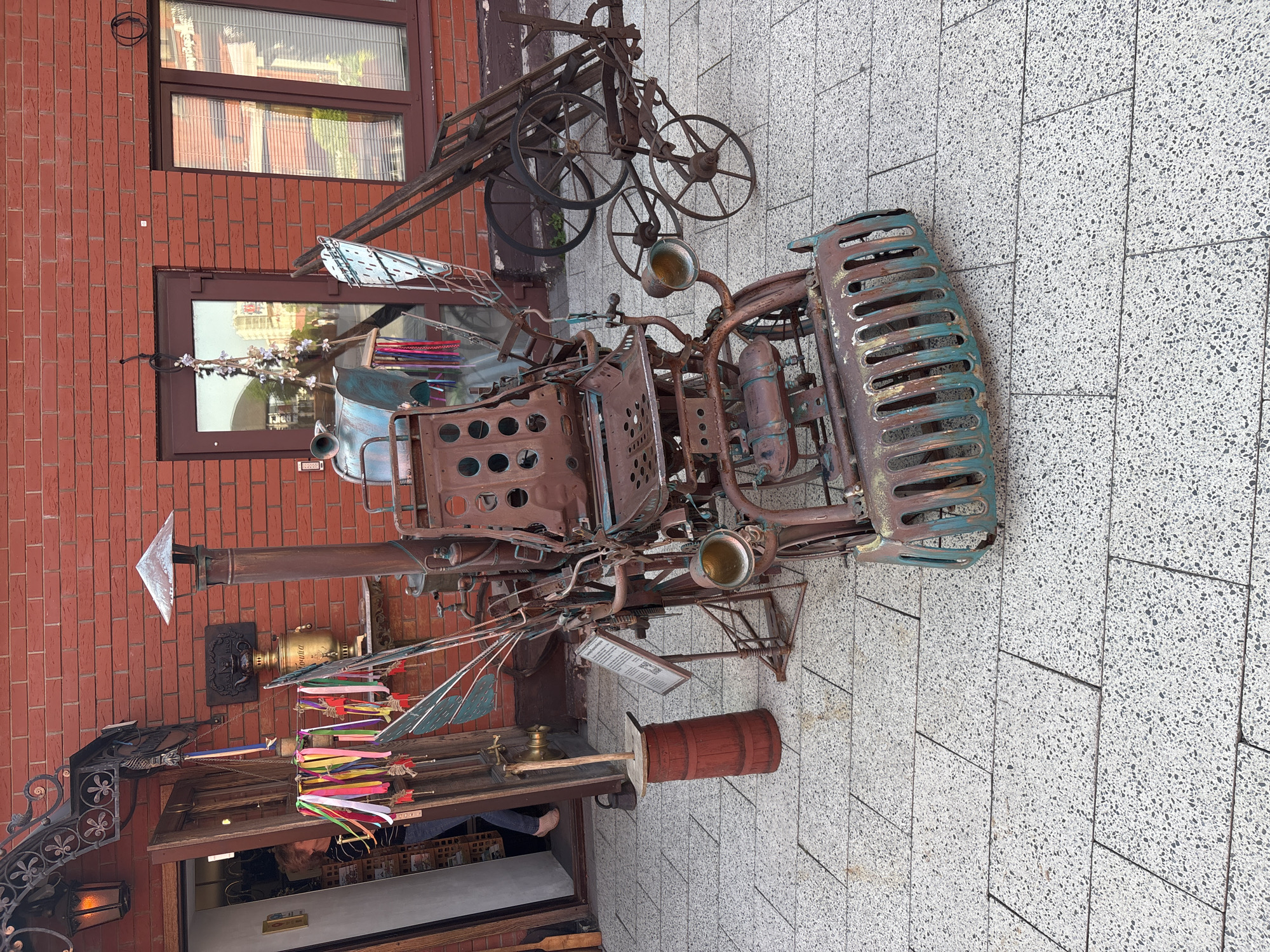 Visitor documents steampunk art and spring scenes in Tula