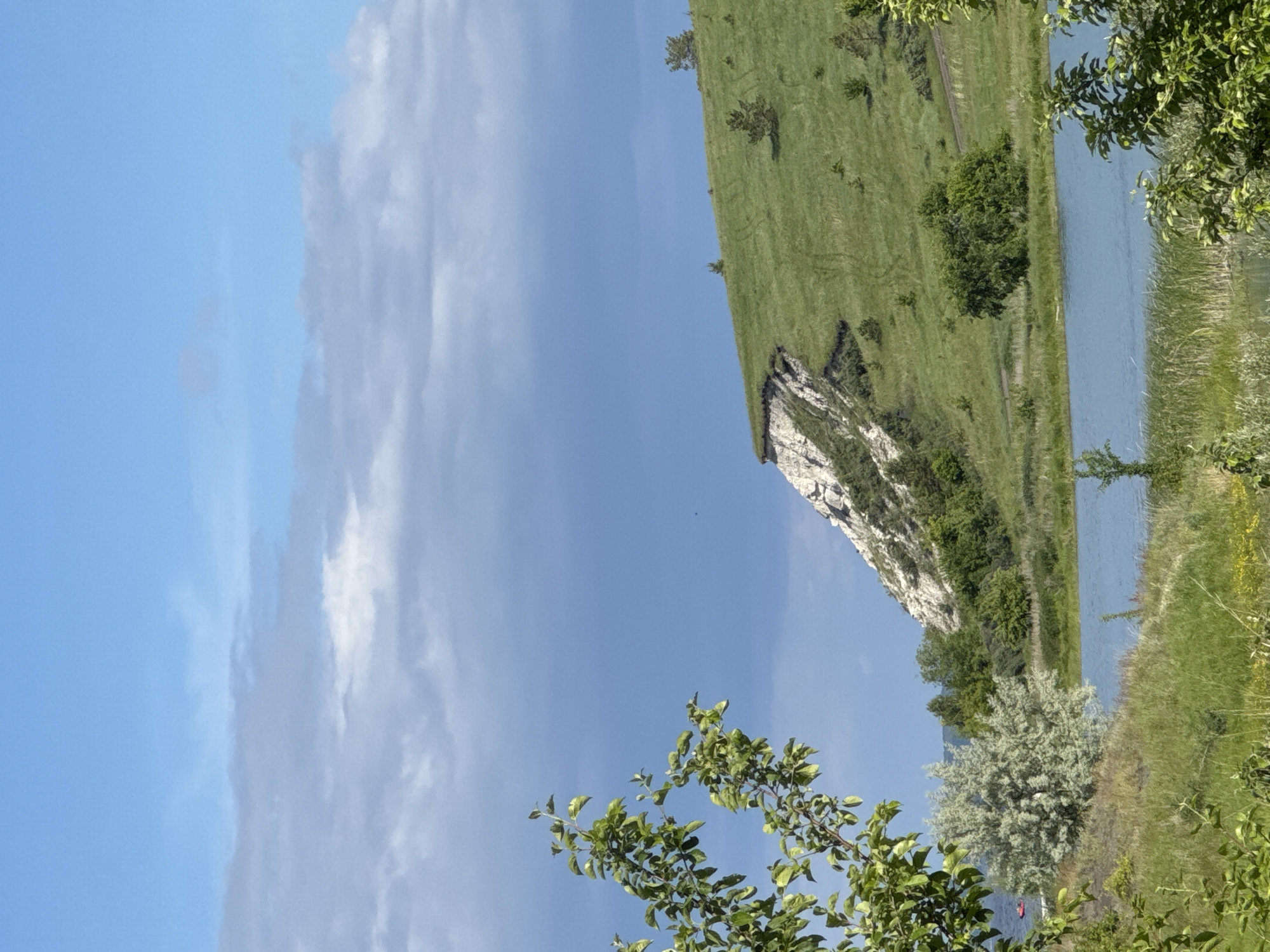 Witness documents scenic landscape and selfies during 47-minute outdoor session
