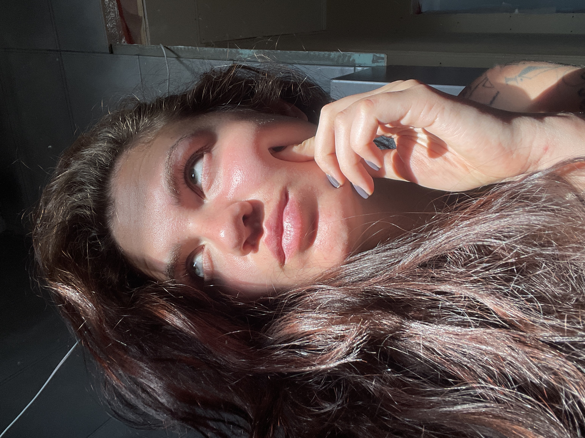 Woman poses for informal sunlit photo session in Moscow