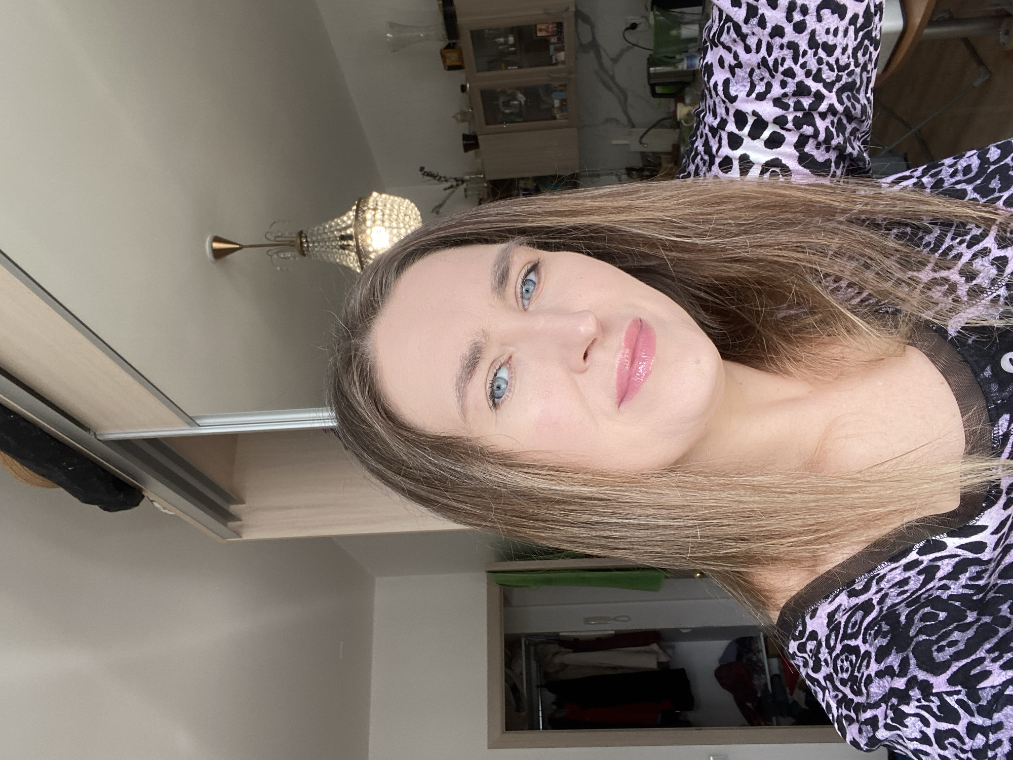 Woman documents morning routine with selfies and breakfast in Yekaterinburg