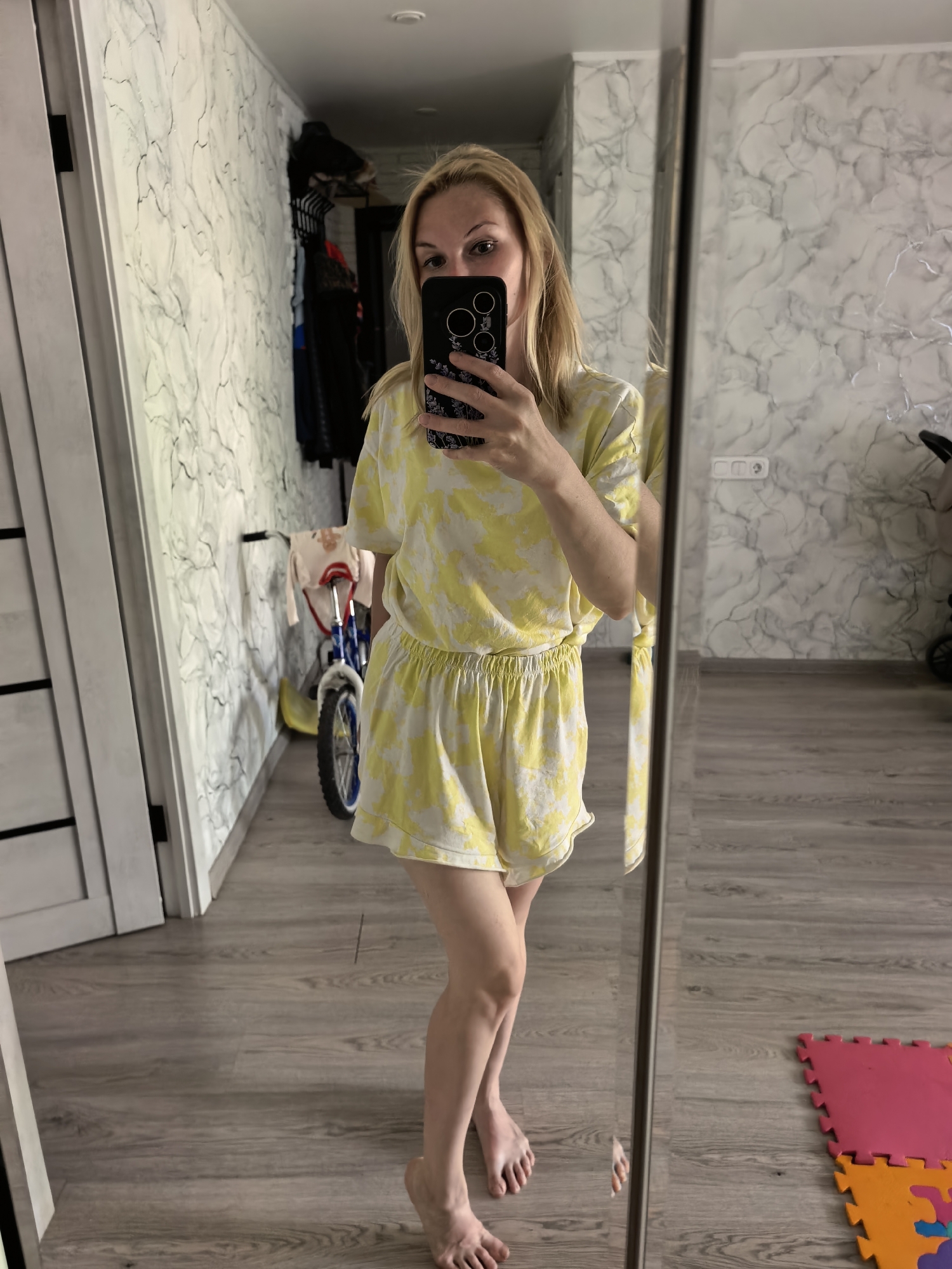 Woman takes multiple outfit selfies in 17-minute session