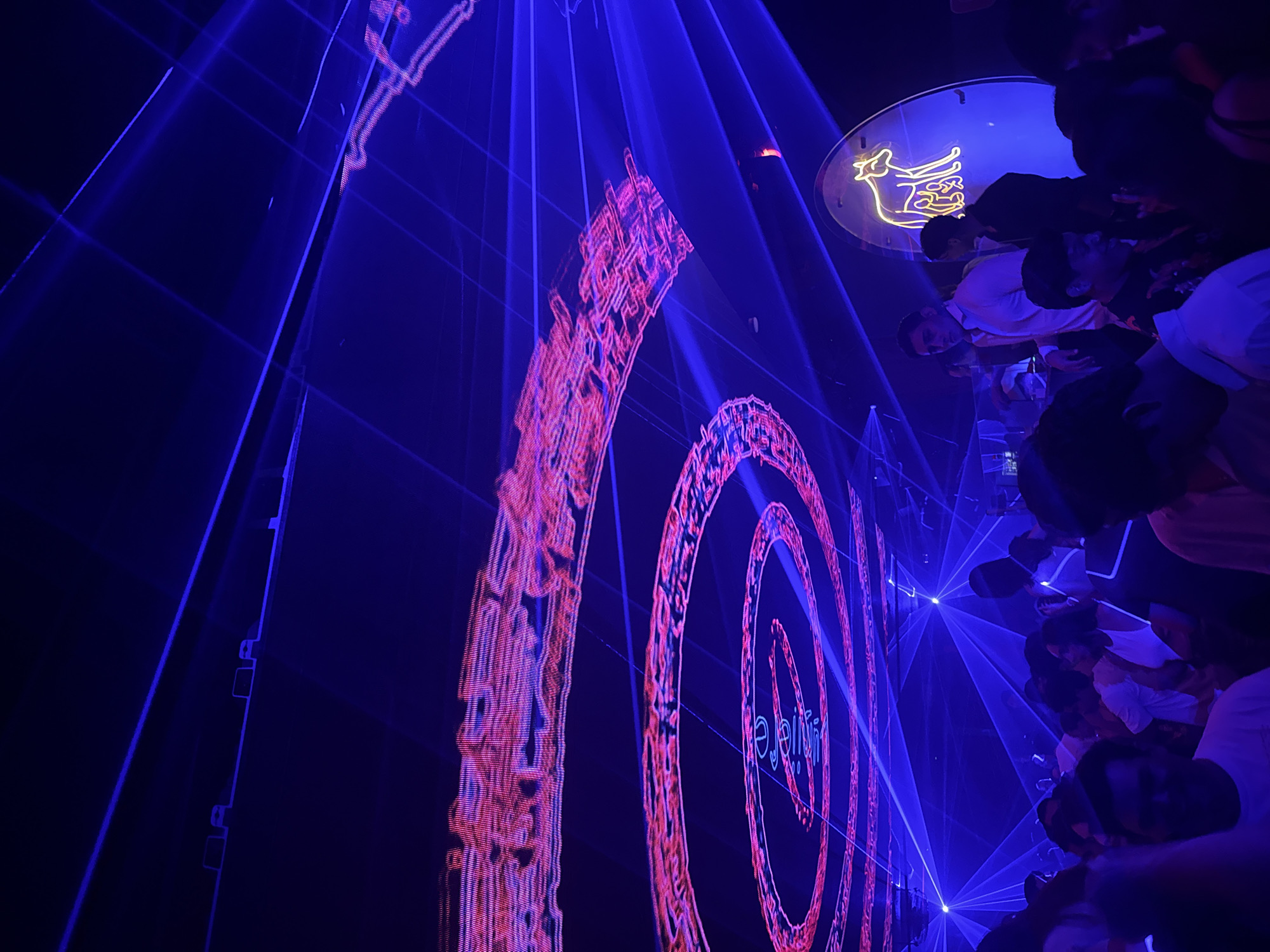 Video screen displays colorful patterns at Tuxtla Gutiérrez nightclub