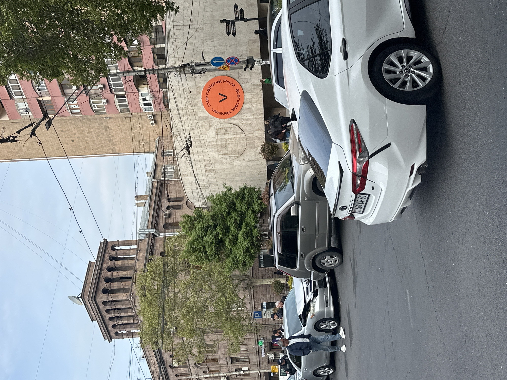 Daytime urban street activity documented by witnesses
