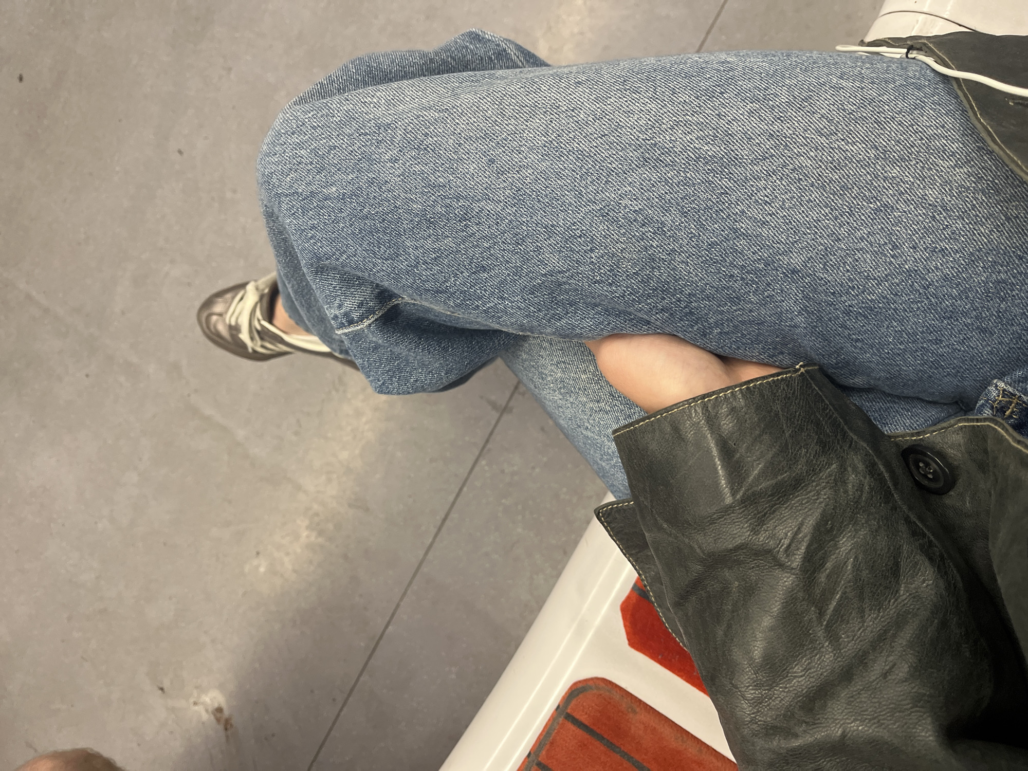 Person in jeans spotted on Lyon public transport