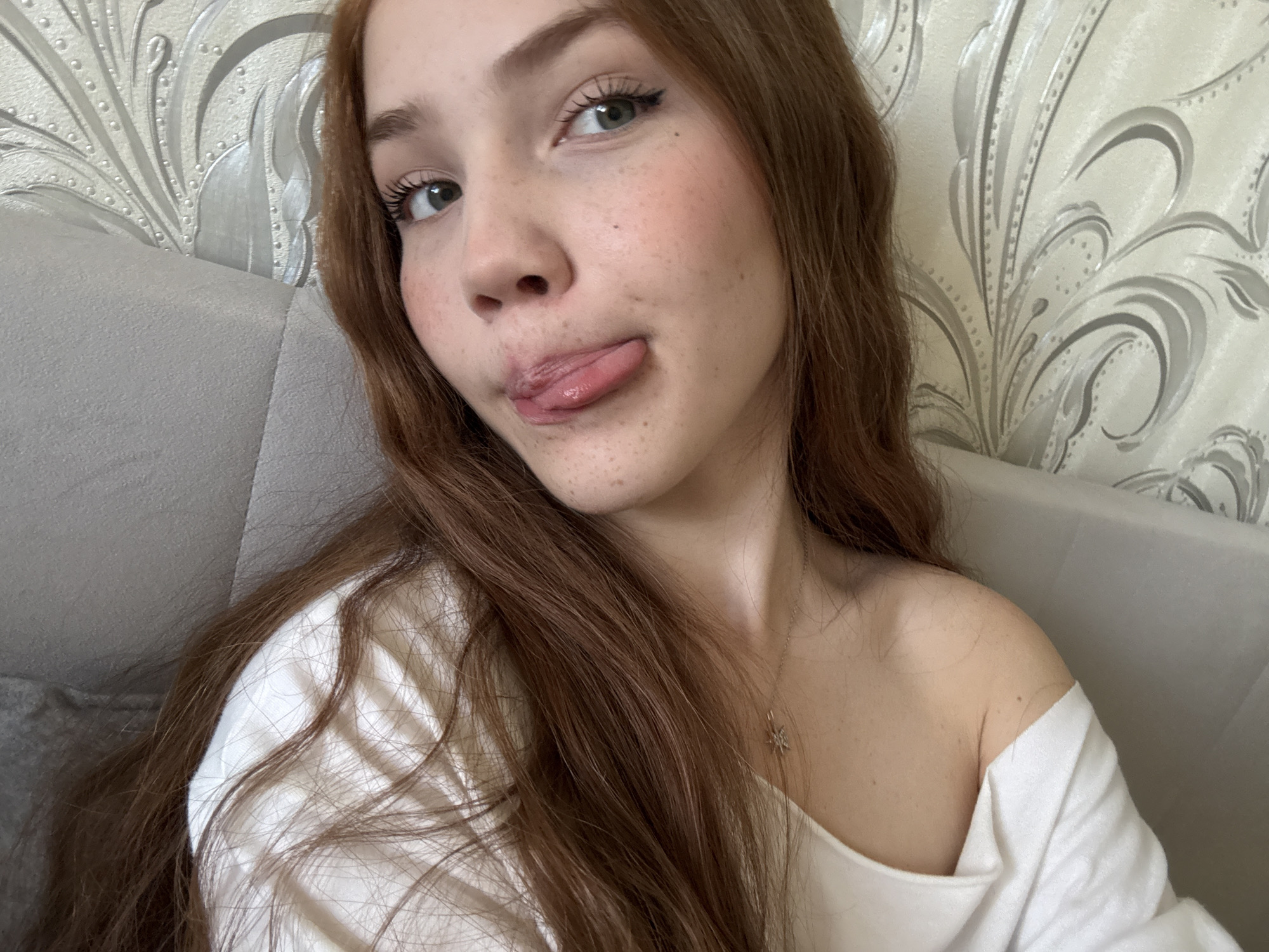 Woman takes multiple photos in Naberezhnye Chelny indoor session