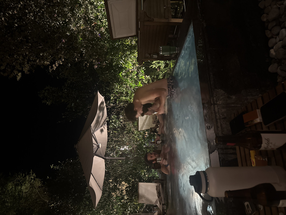 Men enjoy late-night hot tub session in Valle de Bravo