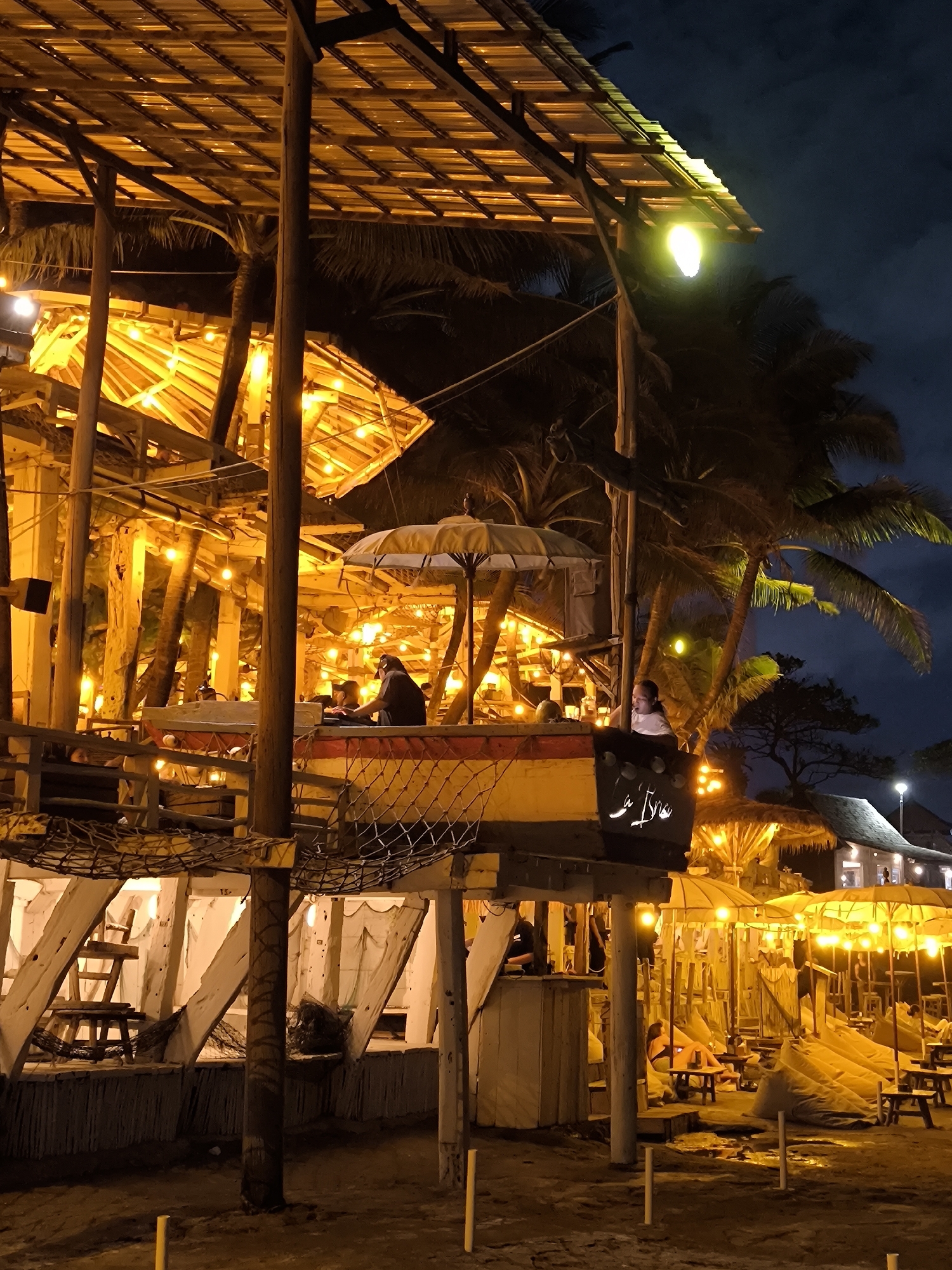 Sunset dining and live music at Indonesian beachfront cafes