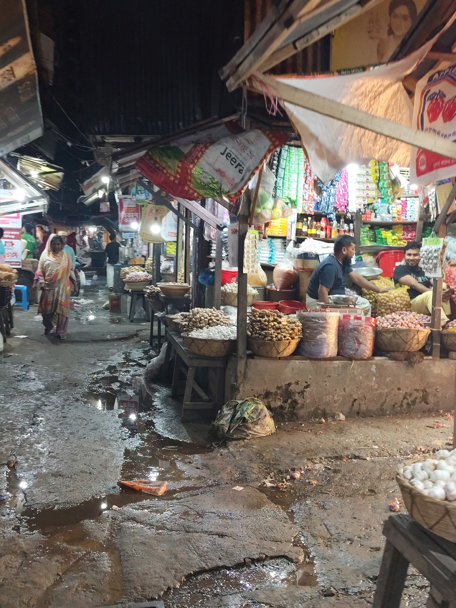 Daily market life and evening streets documented in Dhaka