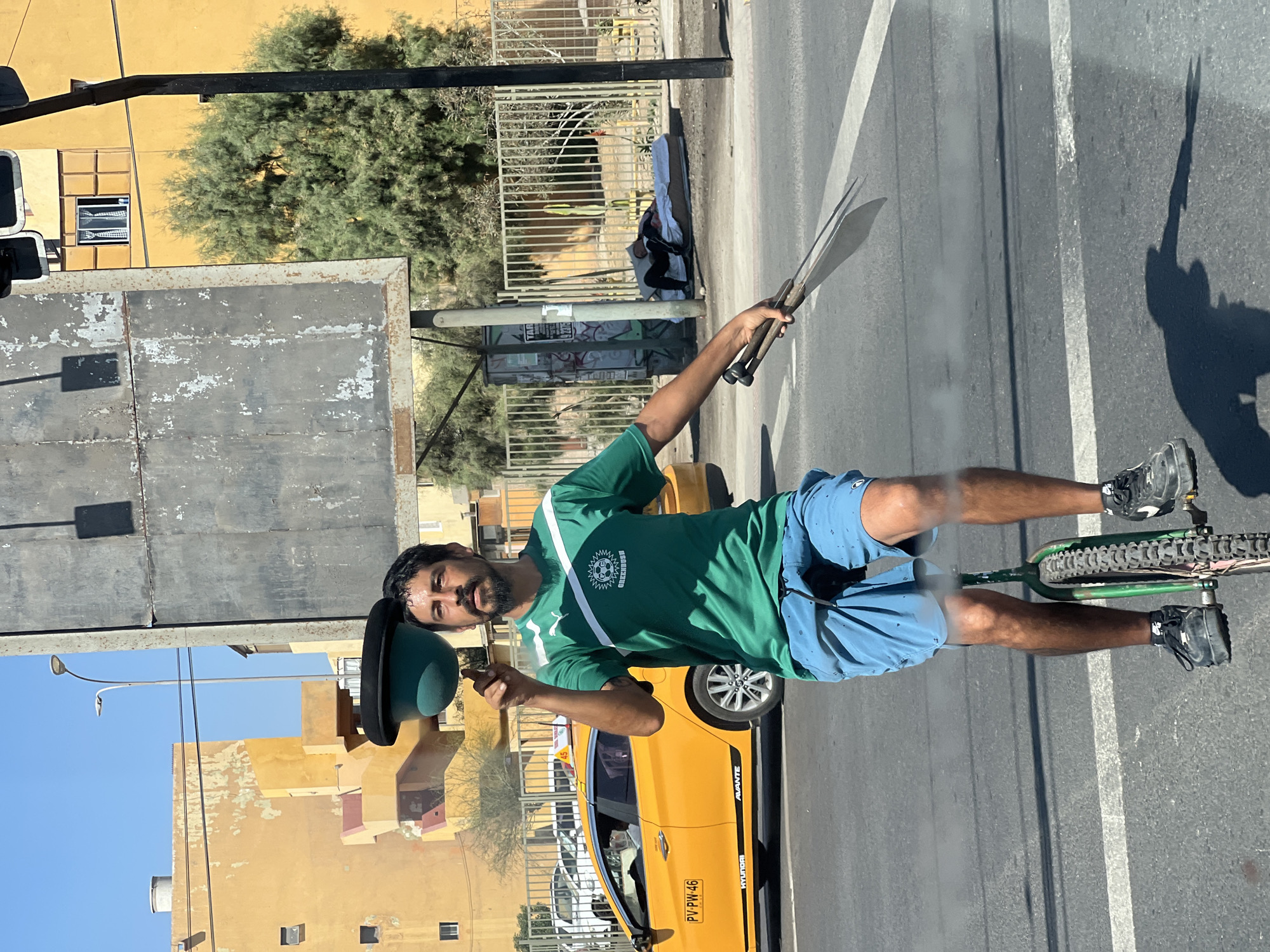 Unicyclist juggles machetes at Arica crosswalk, workers repair nearby infrastructure