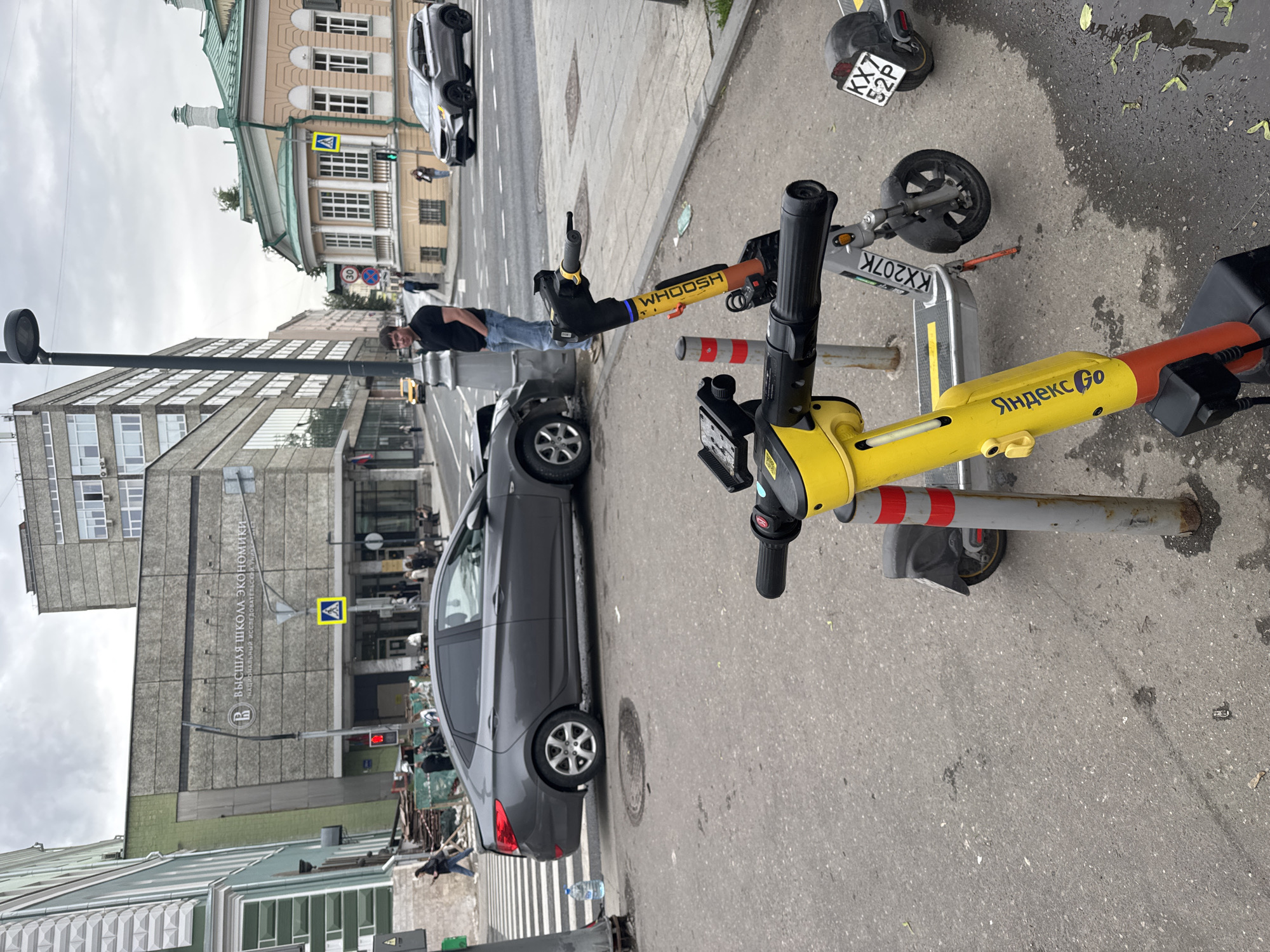 Car crash and street life documented in Moscow