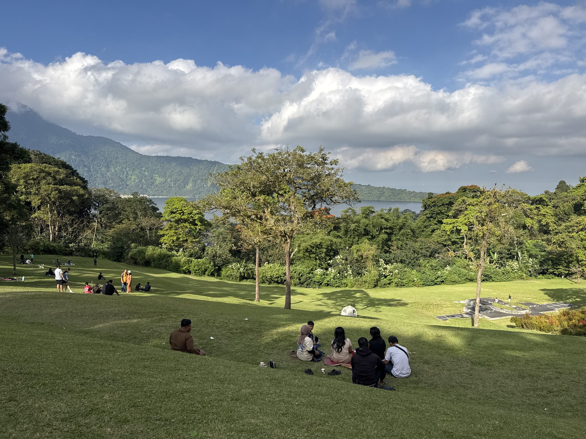 Crowds out on Bedugul's hillside overlooking Lake Beratan