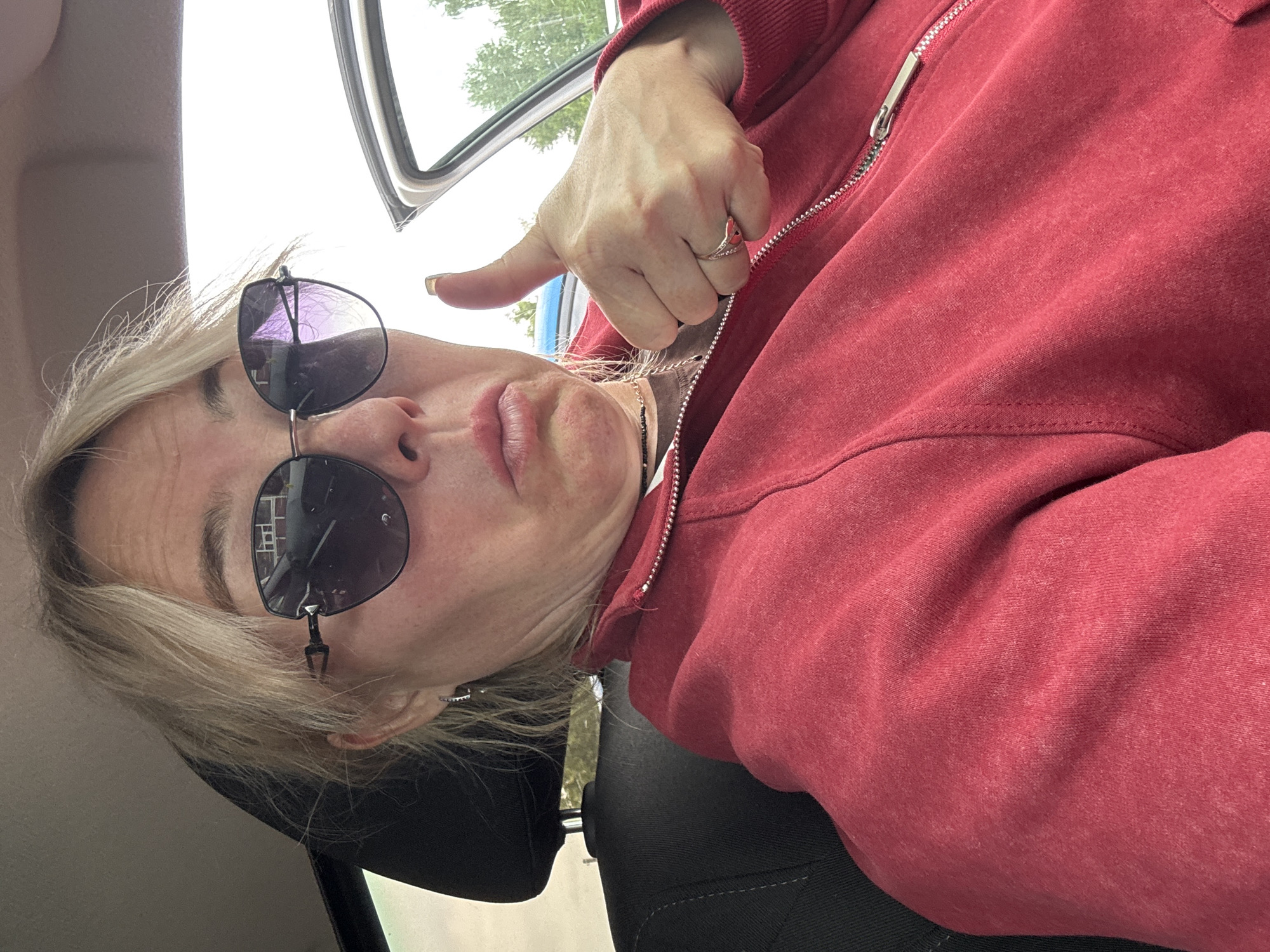 Summer morning in Chastyye: selfies, street scenes, and garden flowers