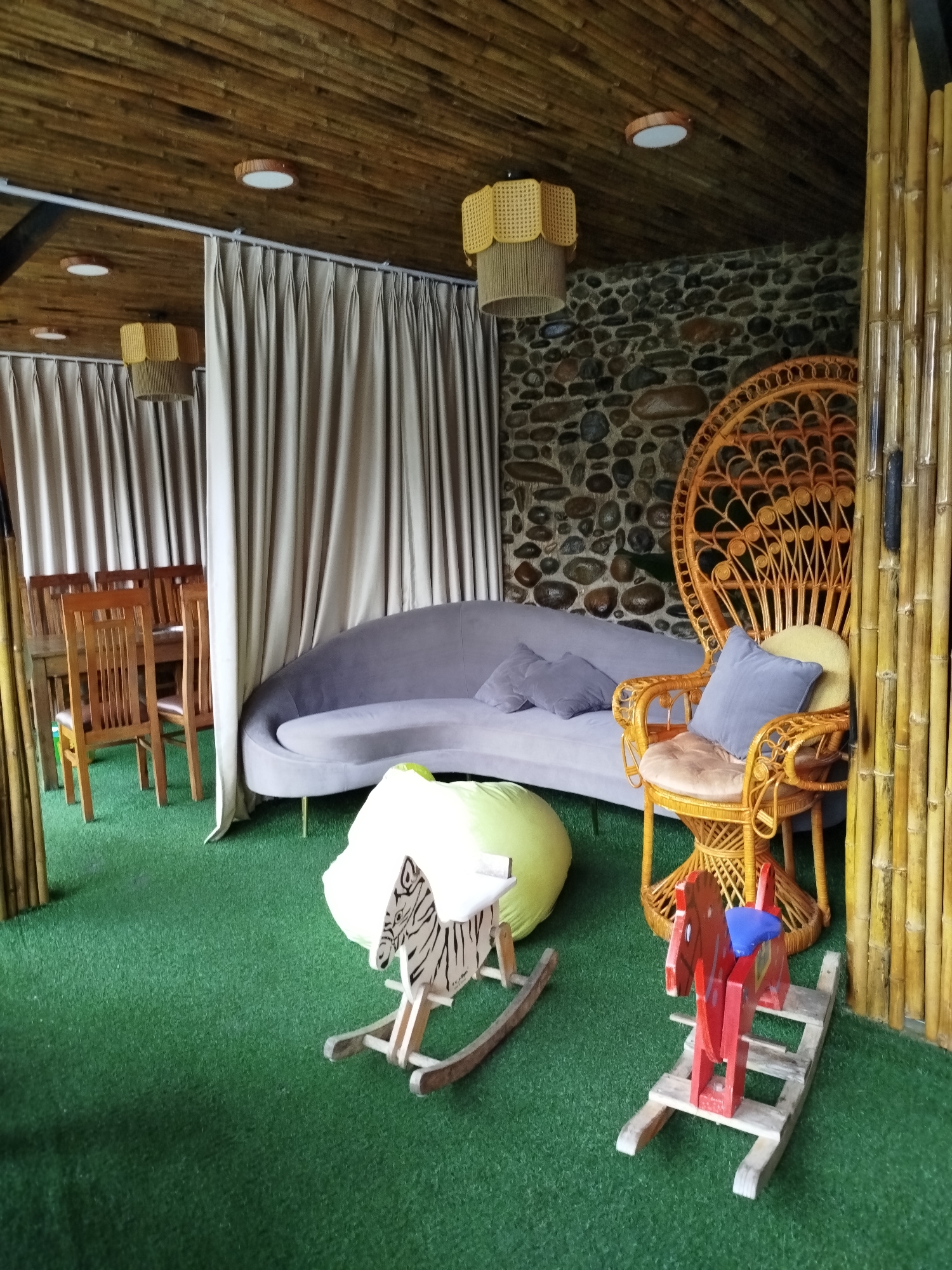 Tourist documents Da Lat restaurant and residential areas overnight