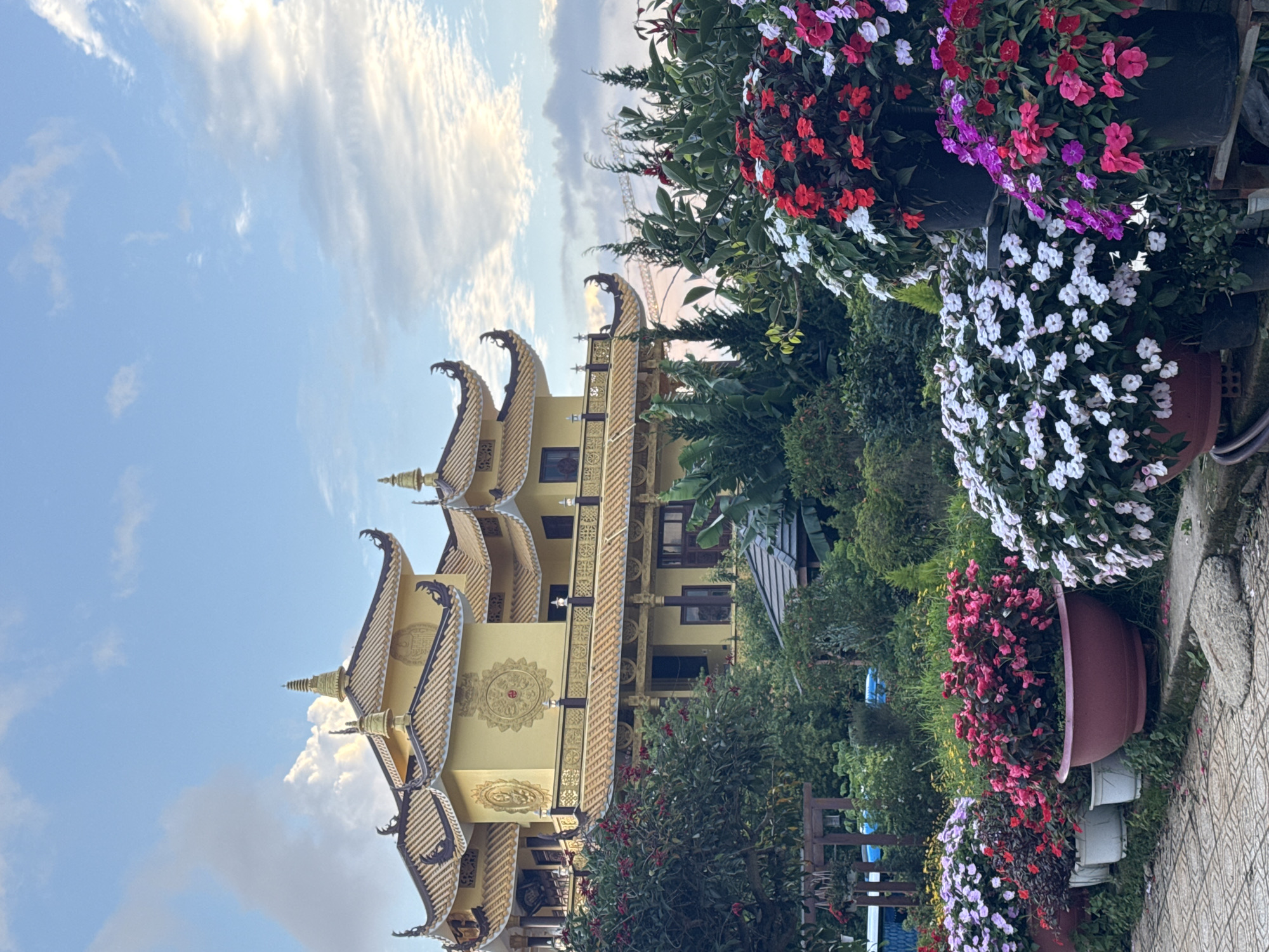 Morning at Xuân Hương Lake and Buddhist temple in Da Lat