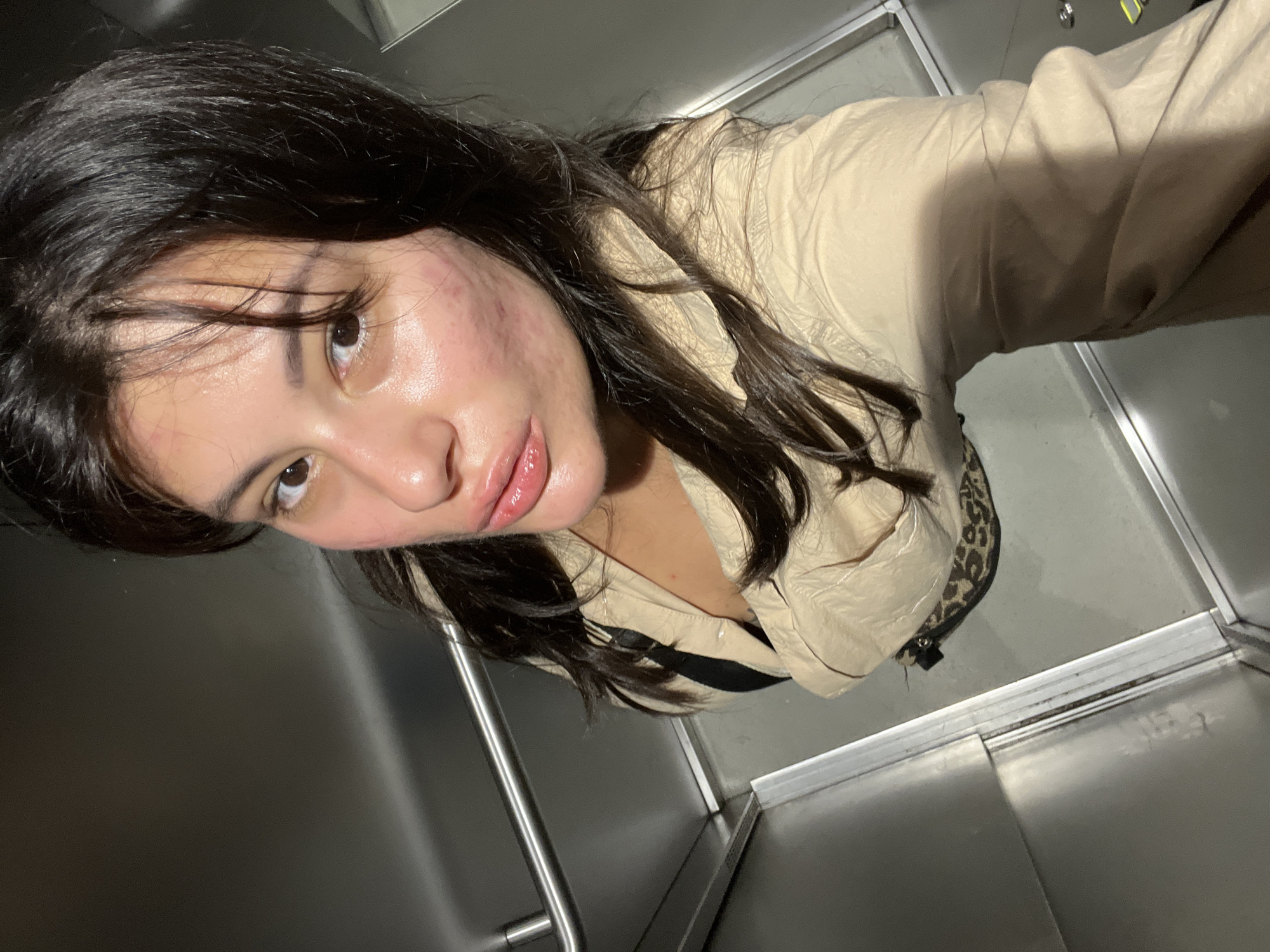 Elevator glance in Kiryat Bialik, leopard purse in frame