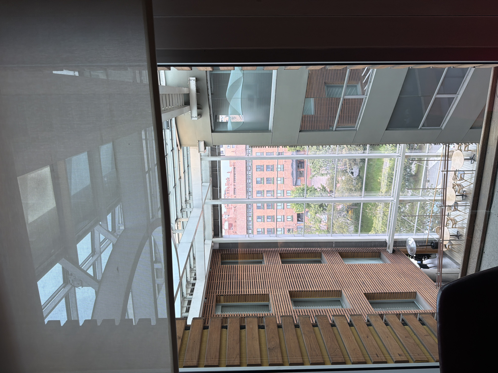 Woman documents hotel stay with selfies in Bogota