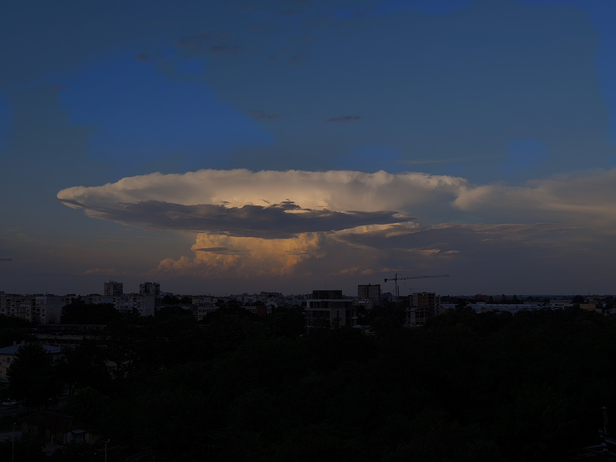 Dramatic anvil cloud formation observed over Plovdiv at dusk