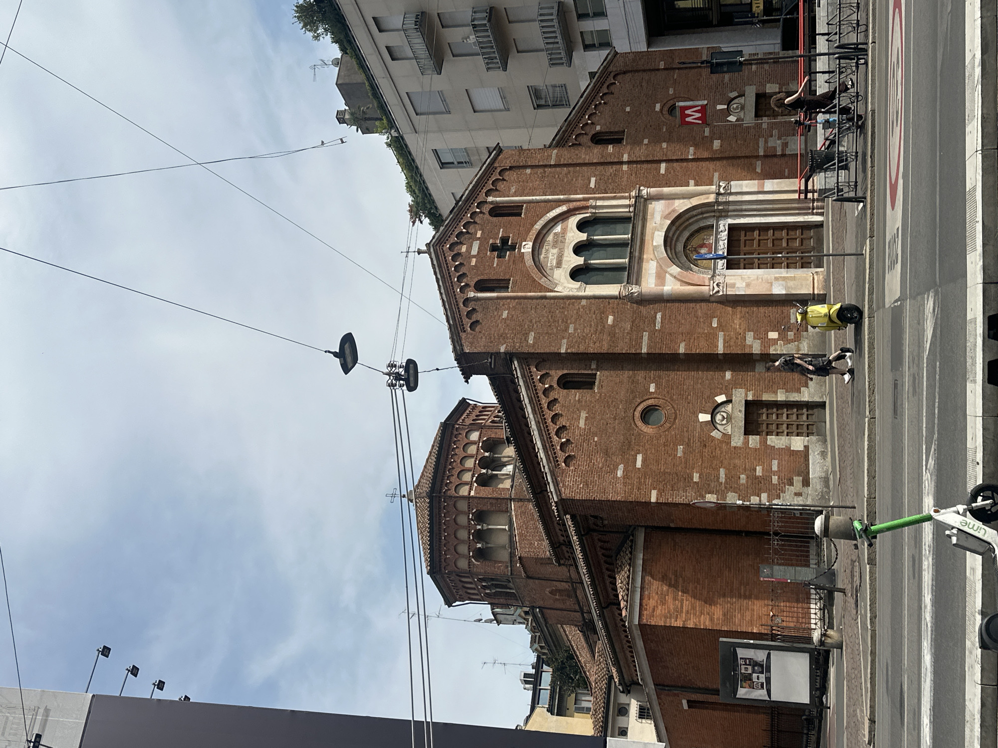 Street-level Milan: ancient monuments meet everyday urban fabric