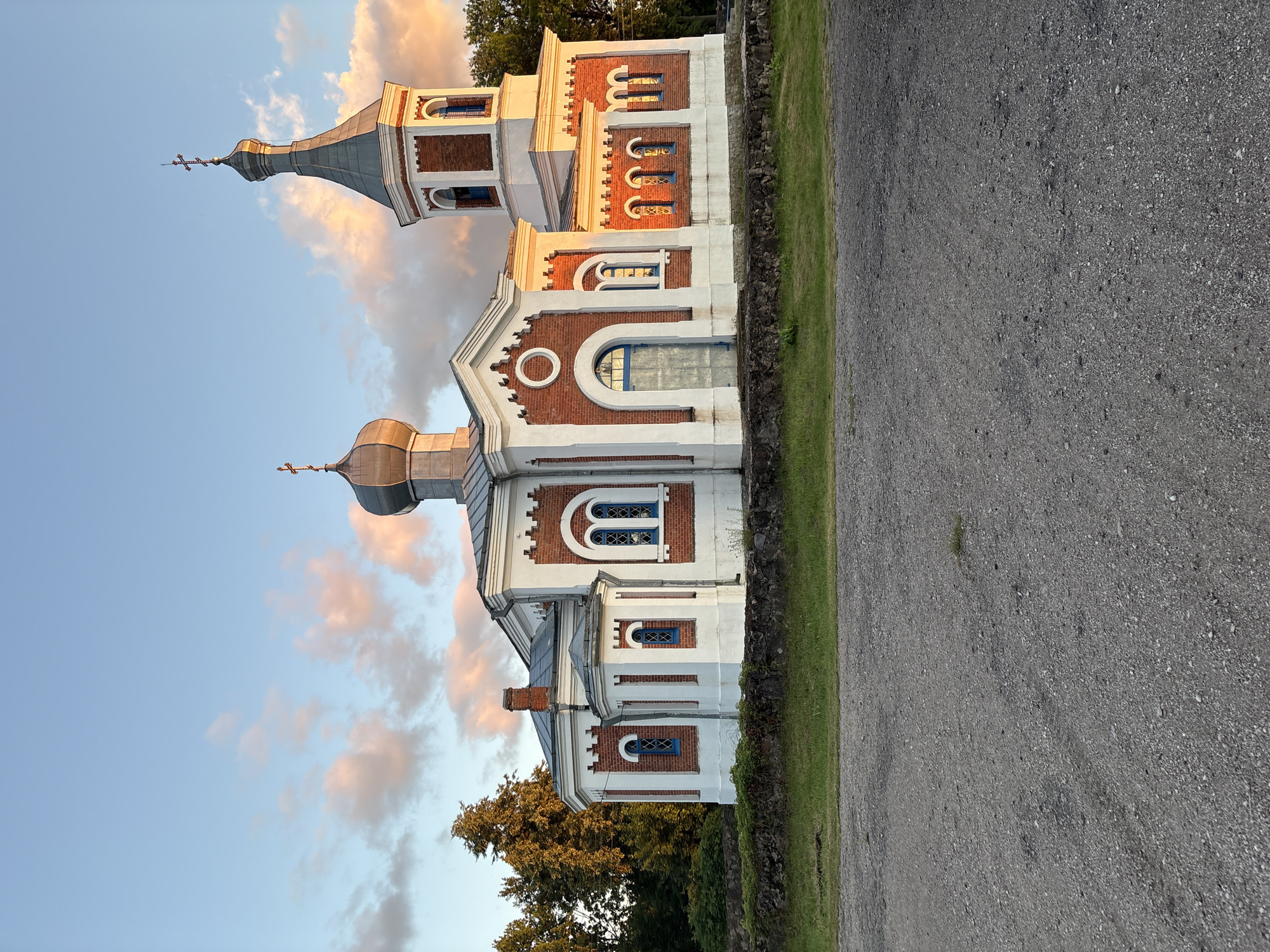 Golden-hour stroll through a quiet Belarusian village near Vidza