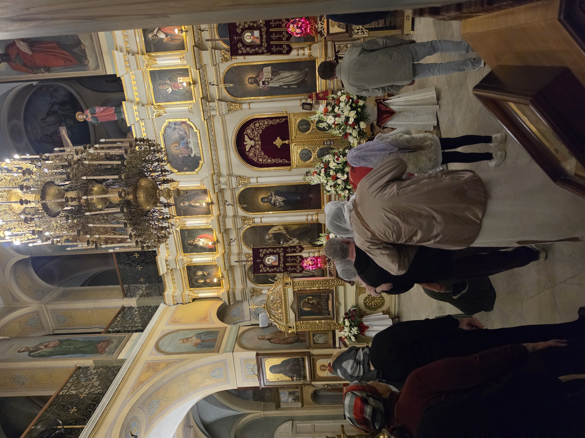 Priest blesses outdoor religious gathering in Tel Aviv