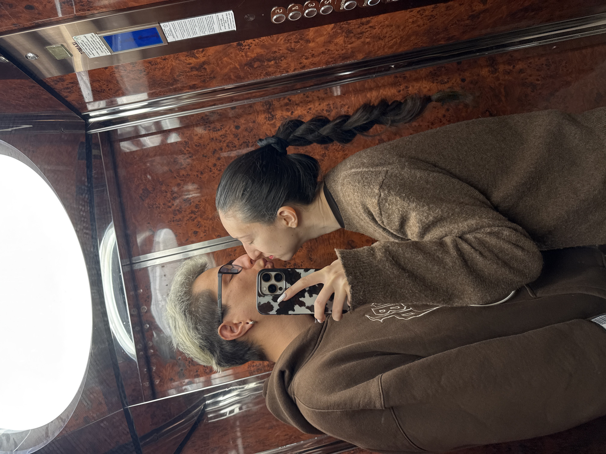 Couple captures elevator selfies in Veliko Tarnovo