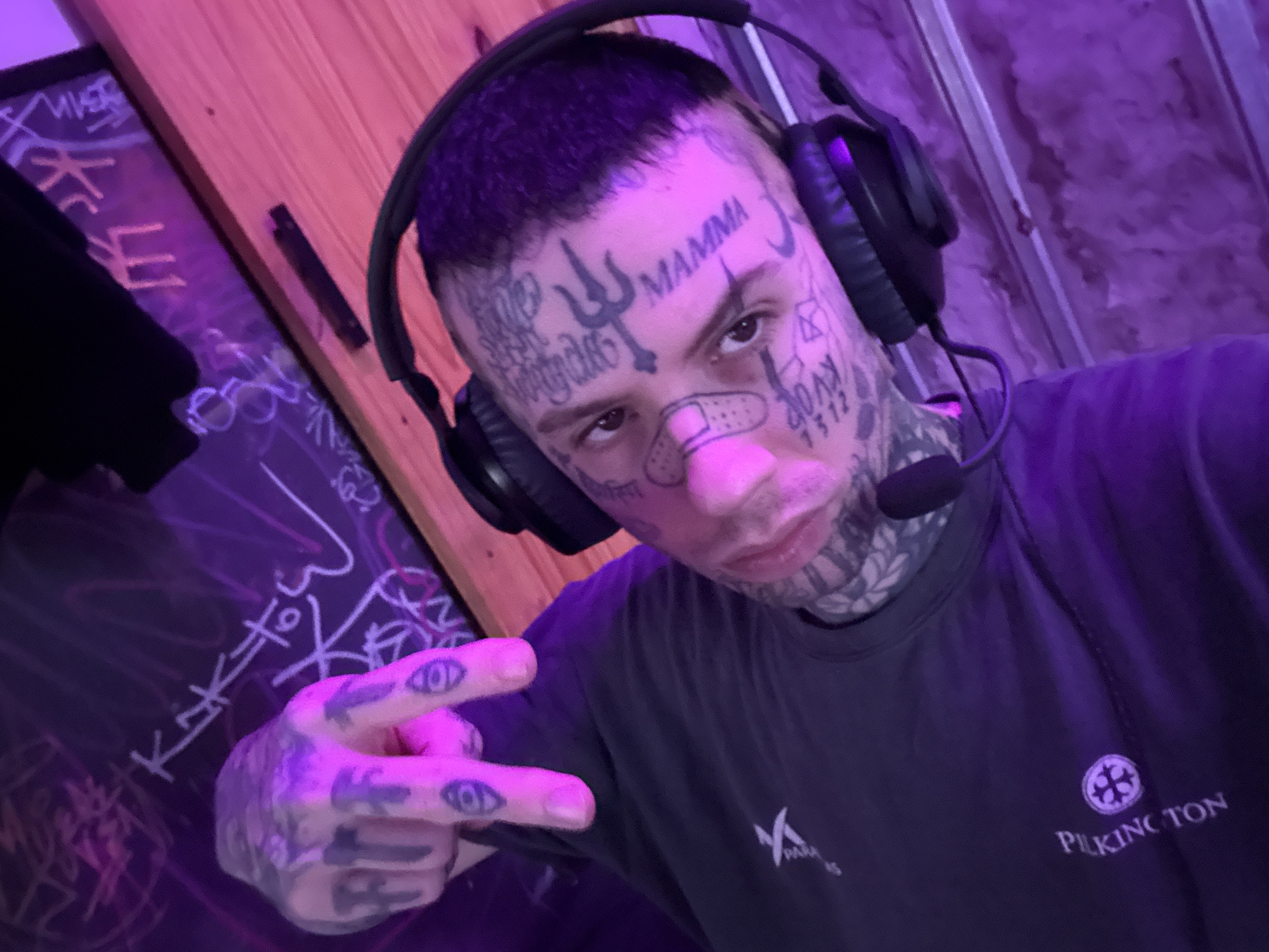 Tattooed gamer plays Fortnite in Buenos Aires