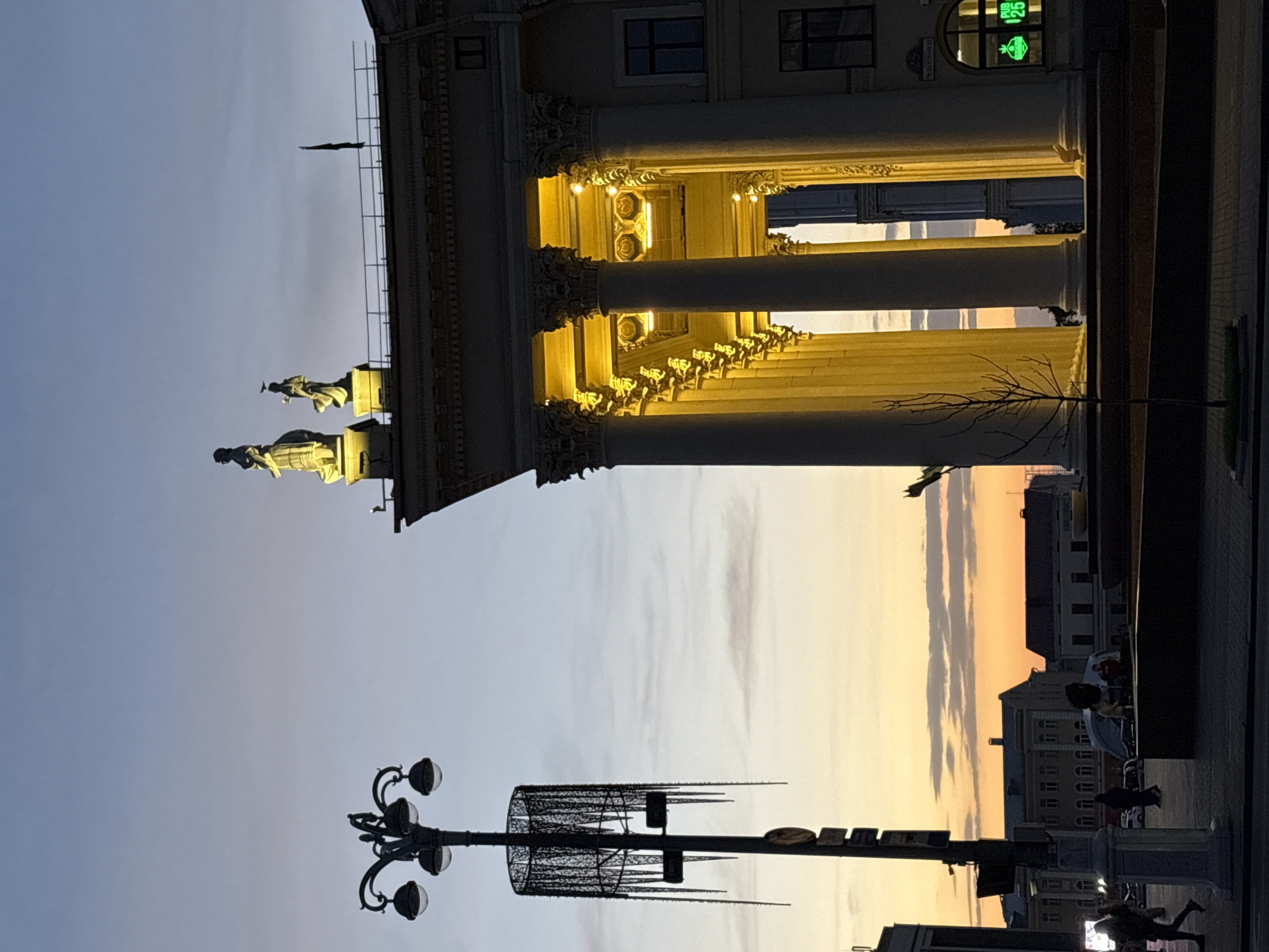 Evening commute documented in central Minsk during dusk hours