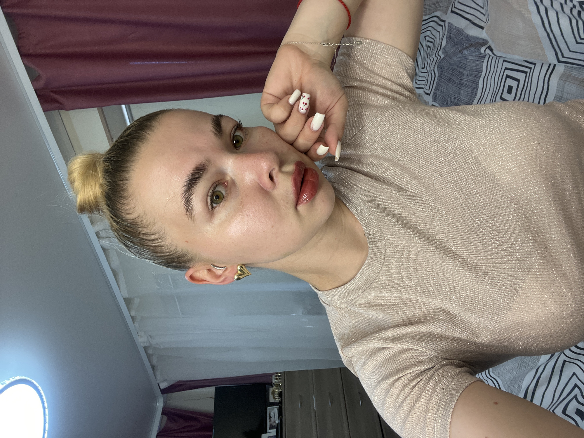 Indoor selfie in a Tikhoretsk bedroom, casual pose.