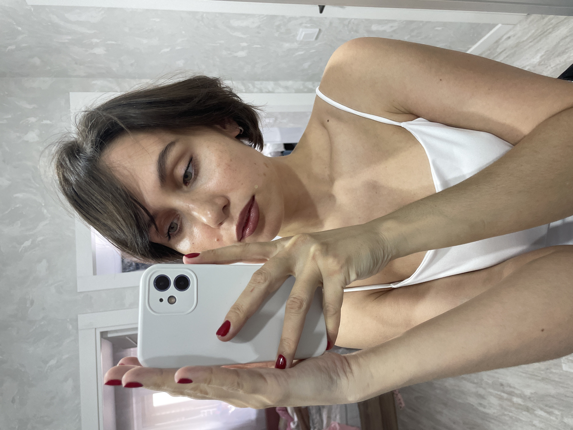 Woman takes bathroom selfies with child in Izhevsk