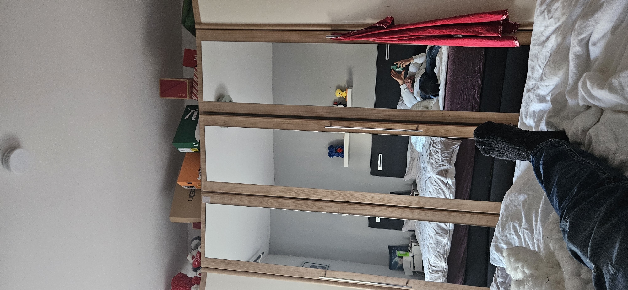 Person takes bedroom selfie in Gütersloh, Germany