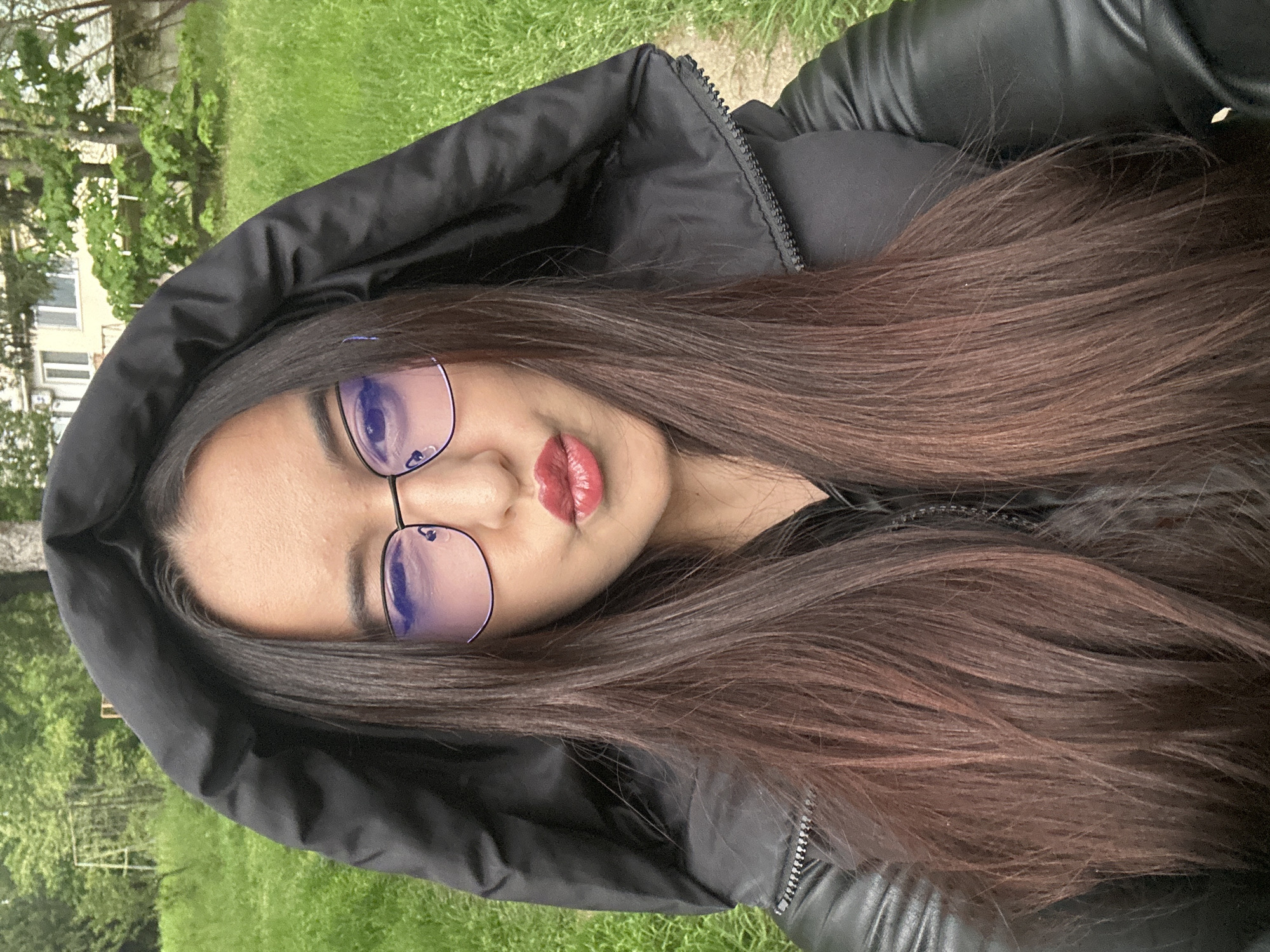 Woman in black jacket observed in Varna park area