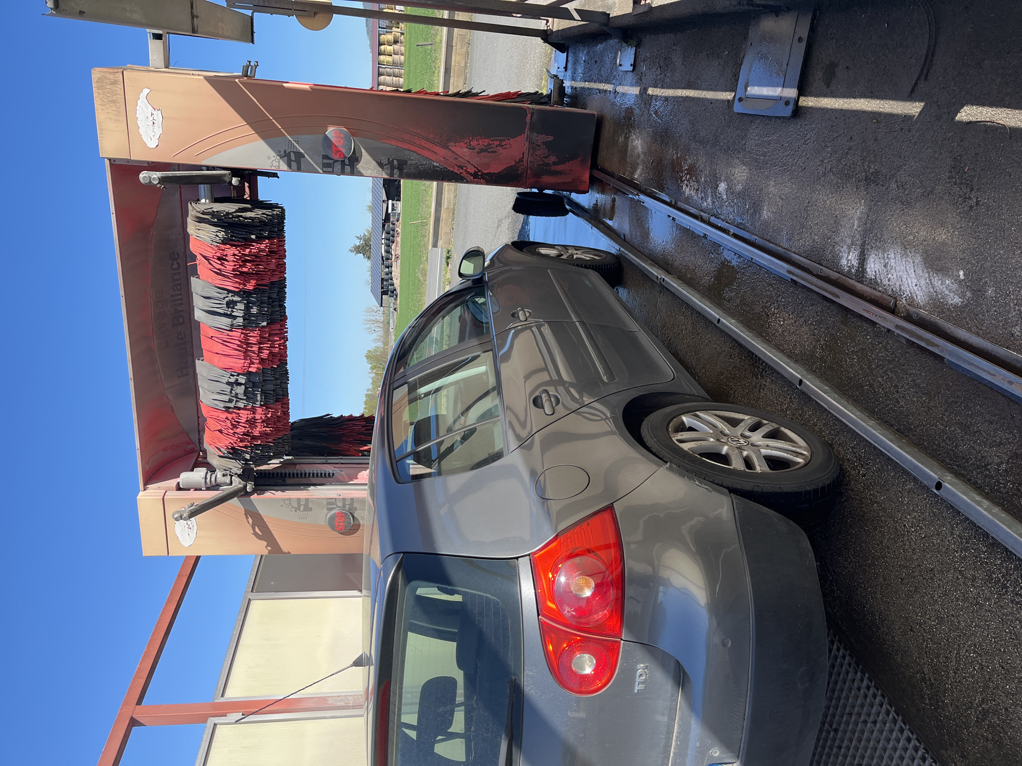 Car wash operation documented in Chambœuf, France