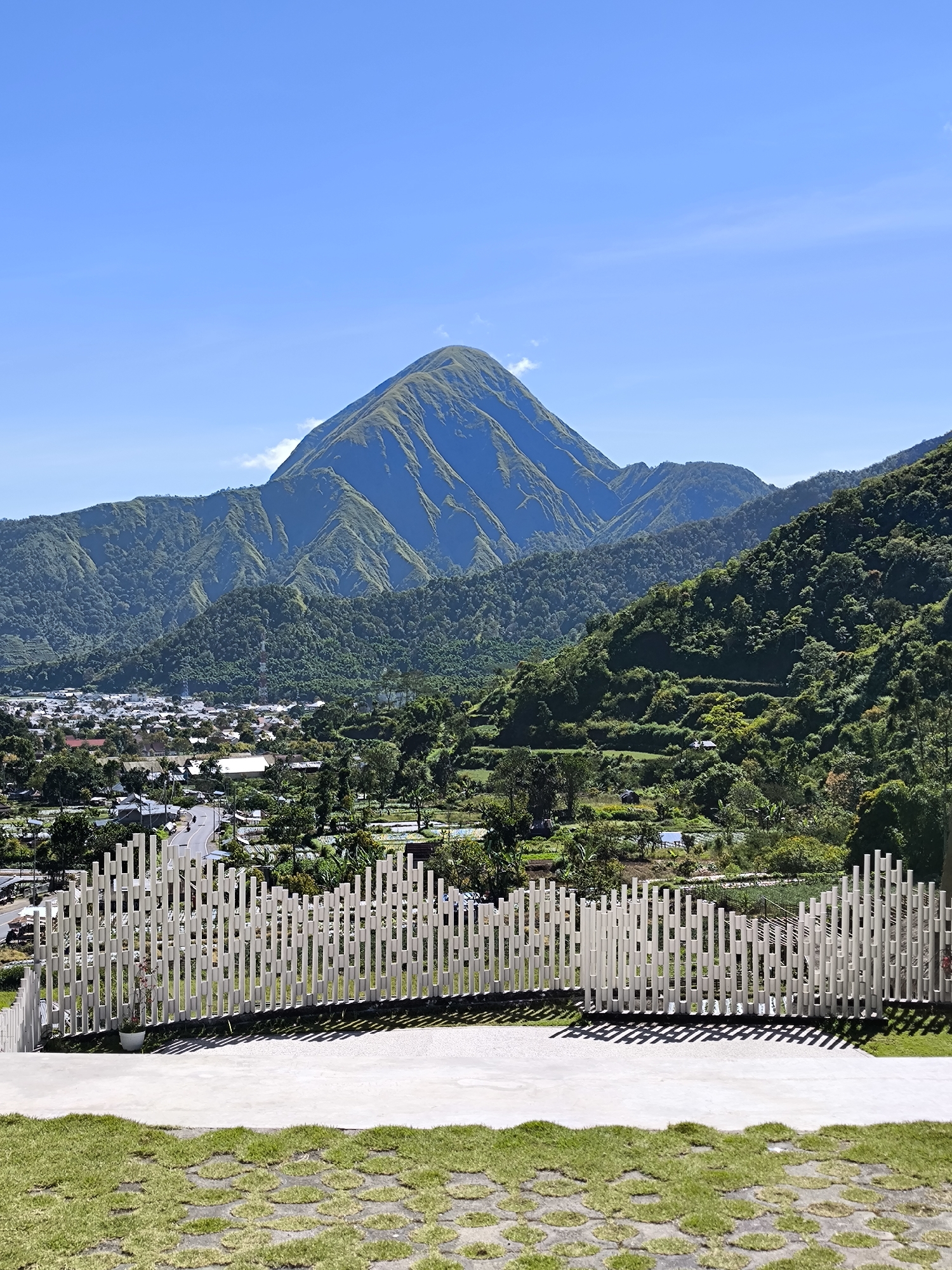 Mountain views and building interior documented in Sembalun Bumbung