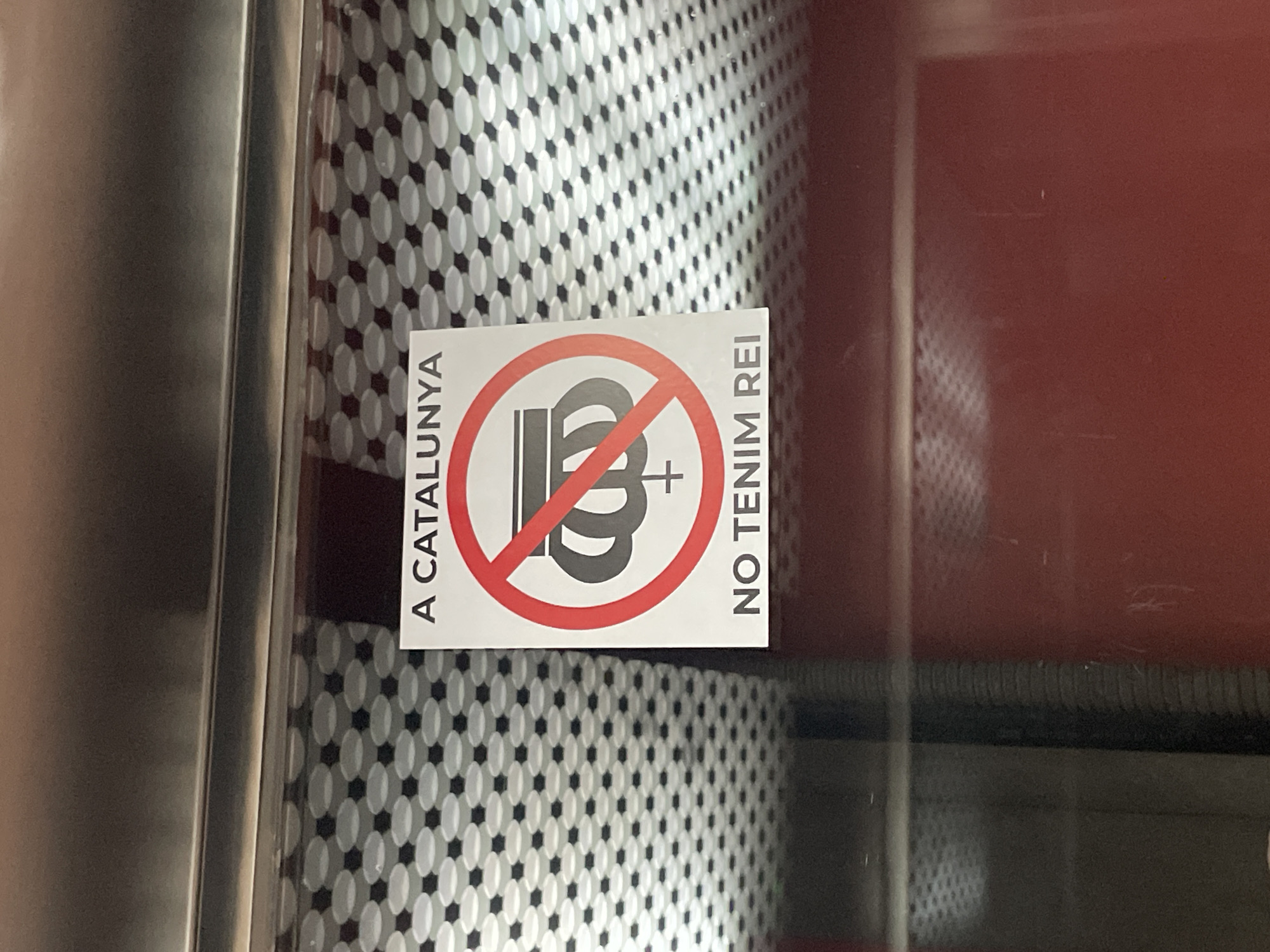 Anti-monarchy sticker spotted in Barcelona displays Catalan message