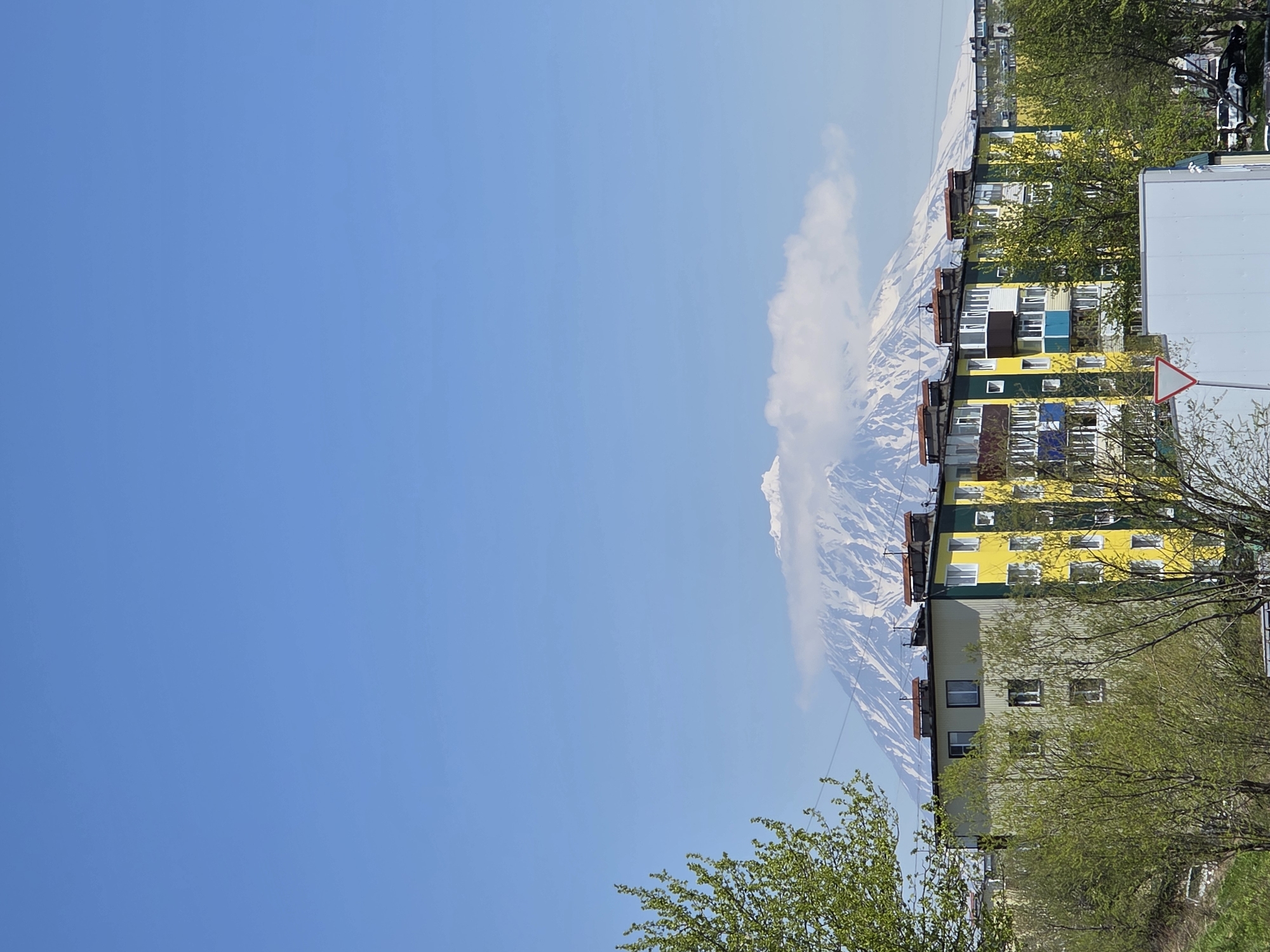 Clear skies over Petropavlovsk-Kamchatsky volcanic peaks witnessed