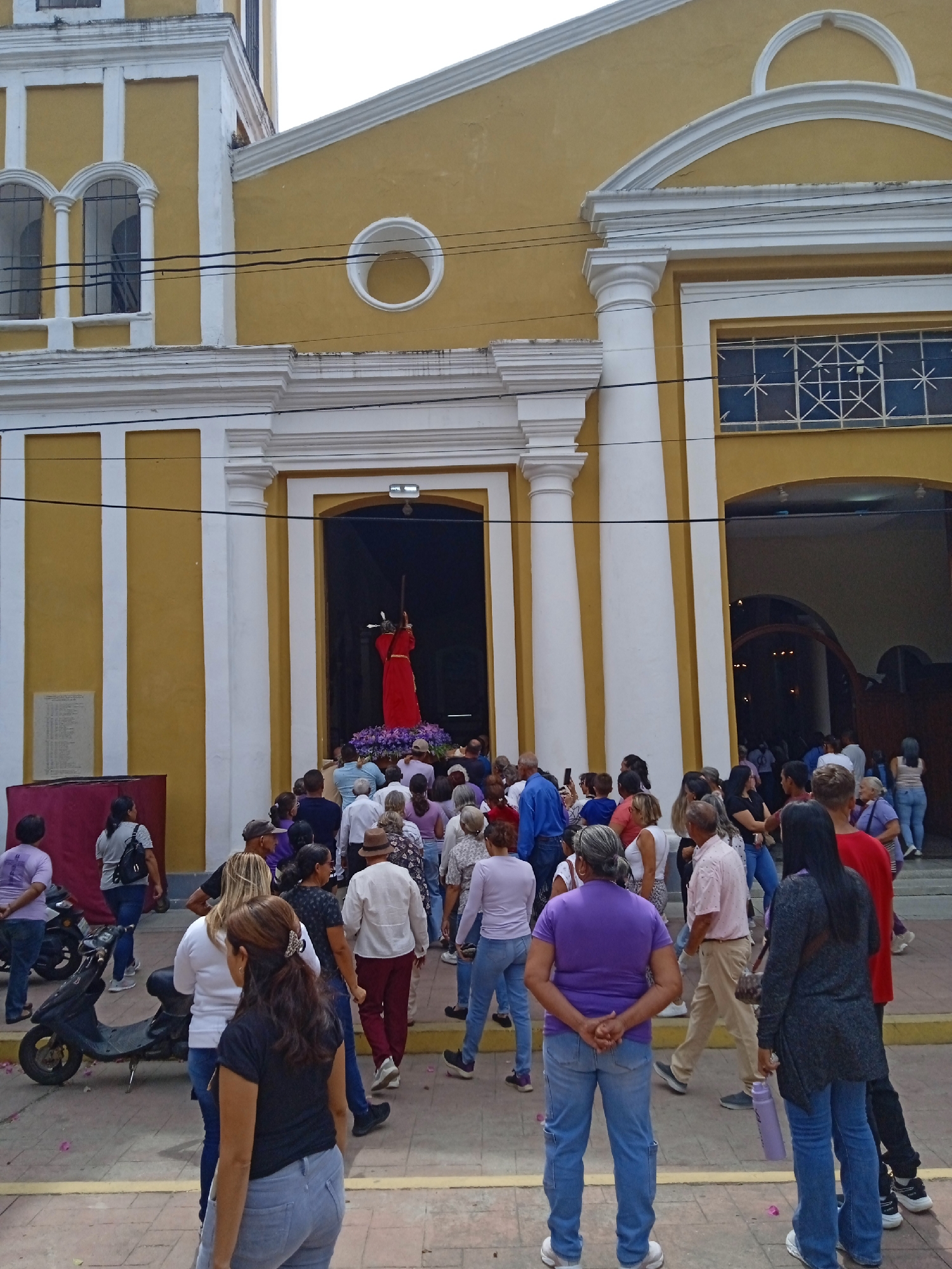 Religious procession with Jesus statue moves through Montalbán streets