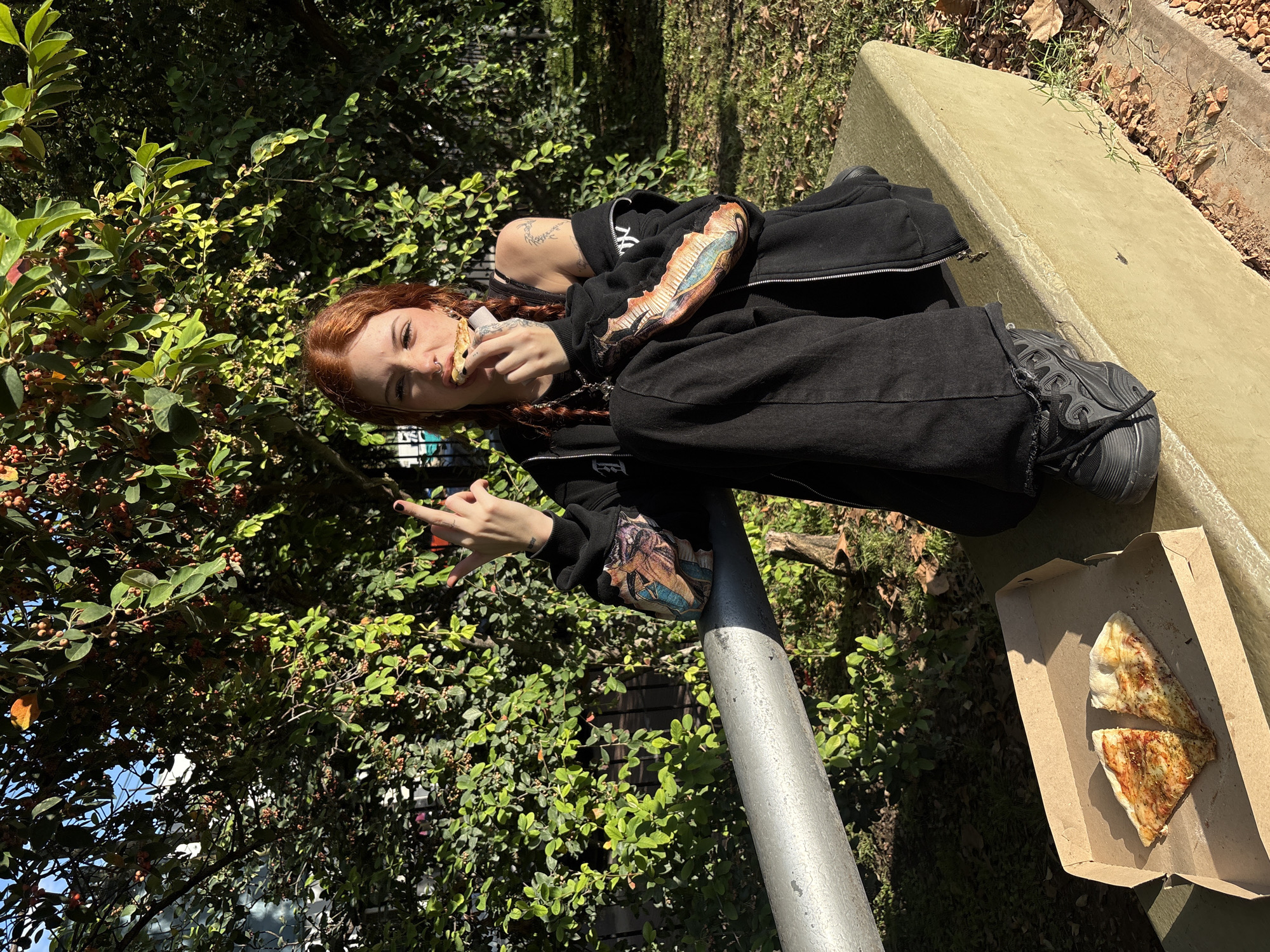 Woman spotted holding cash outdoors in Buenos Aires