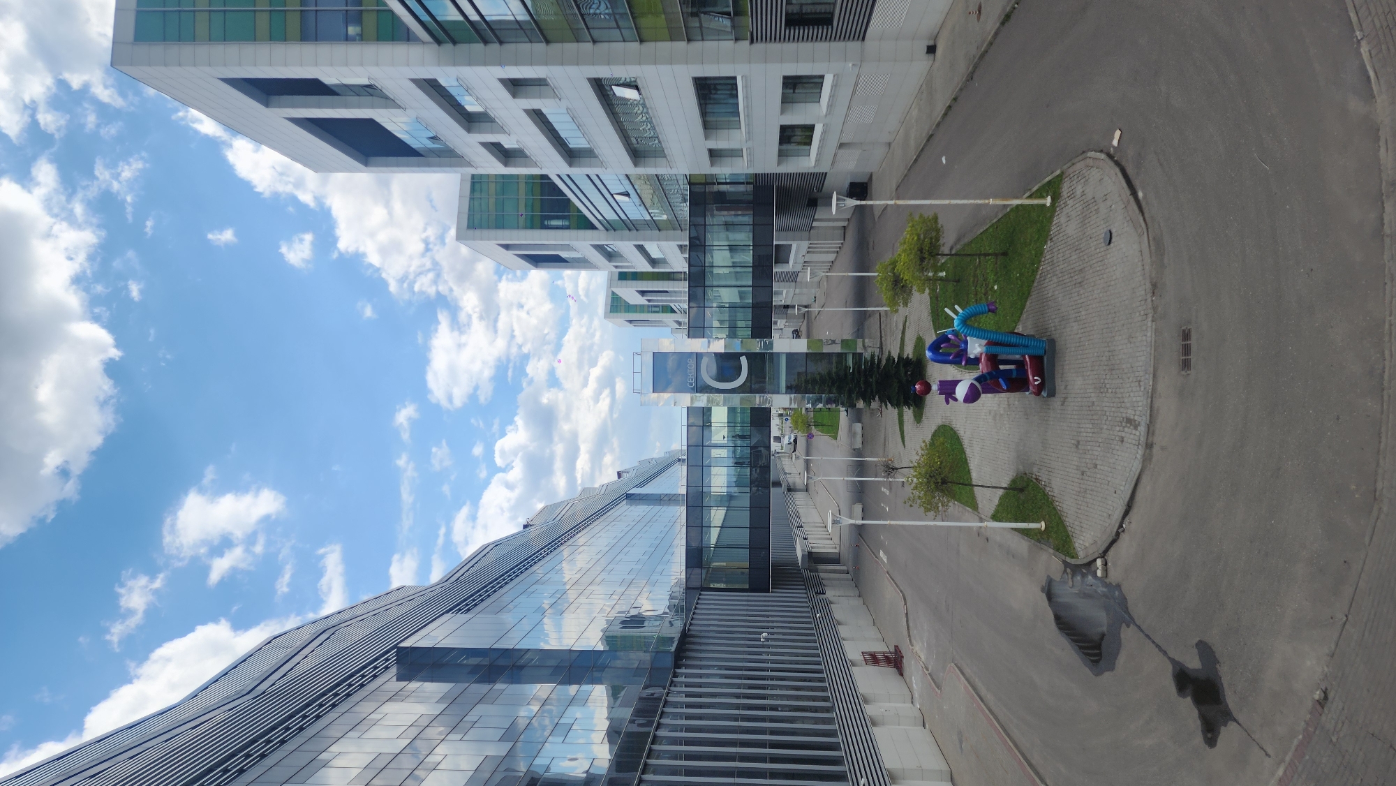 Ordinary Moscow moments captured across city on Monday morning