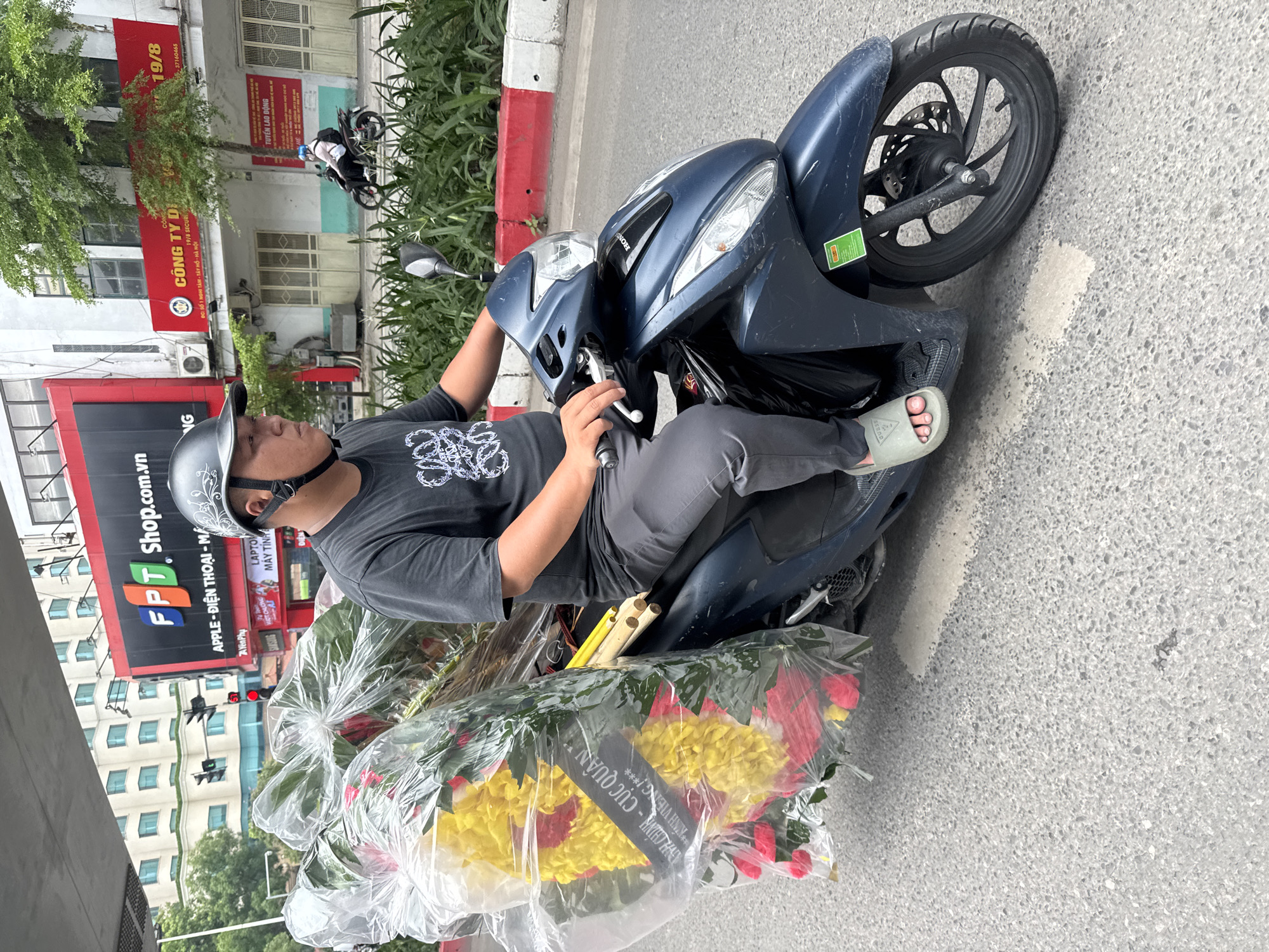 Morning traffic and street scenes along a busy Hanoi corridor
